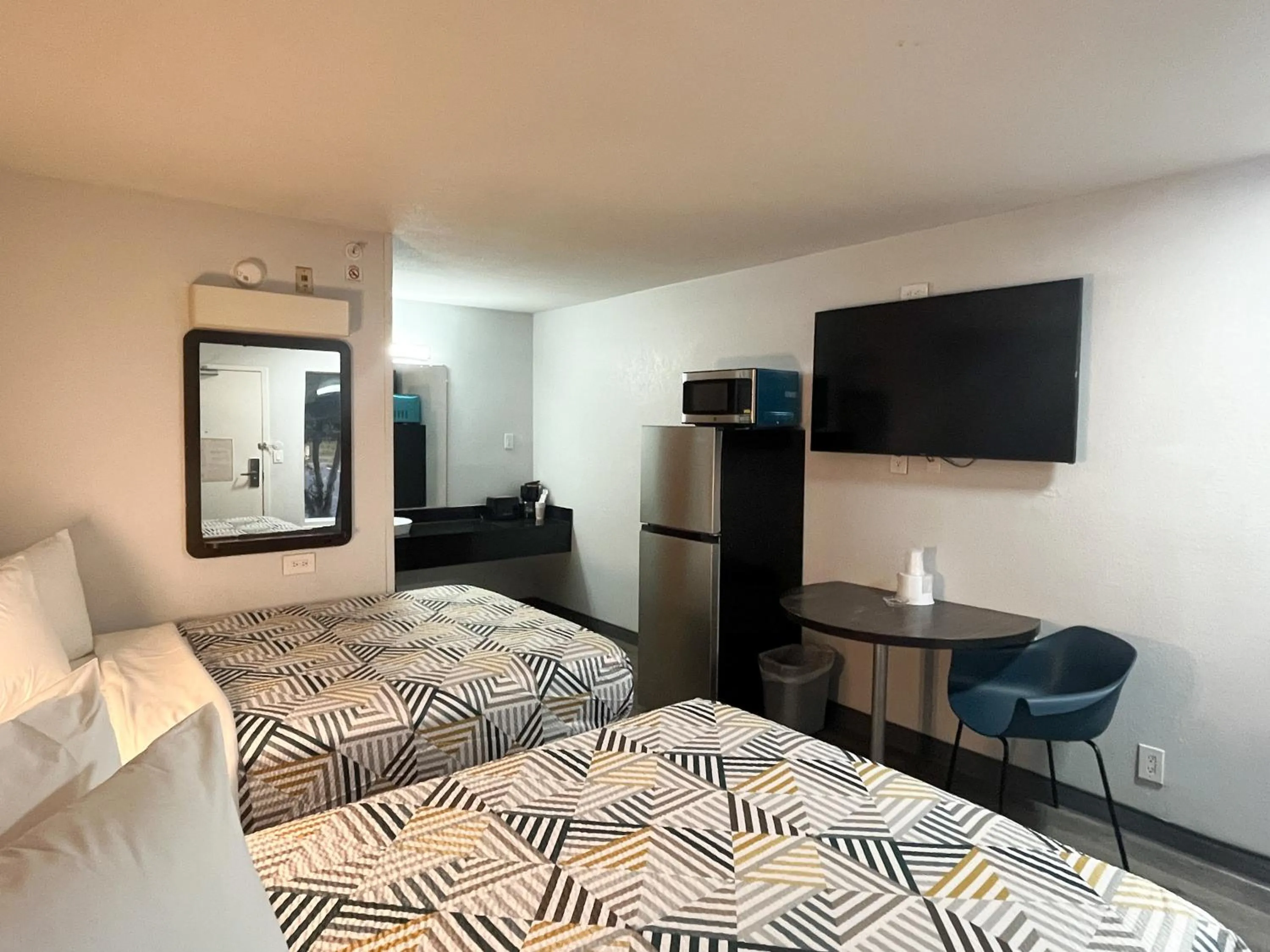 Photo of the whole room, Bed in Studio 6 Augusta, GA