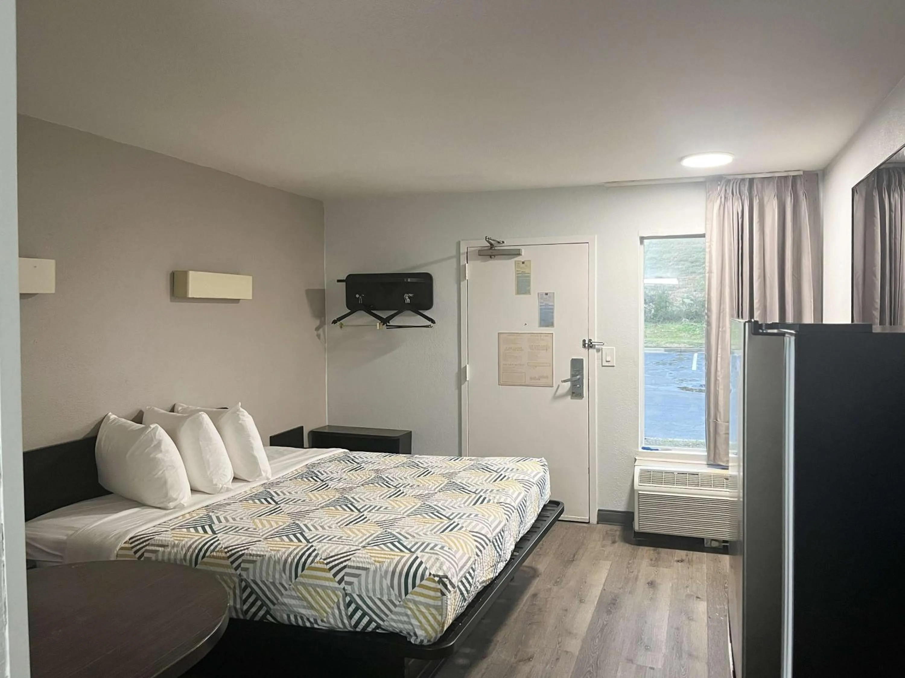 Bedroom, Bed in Studio 6 Augusta, GA