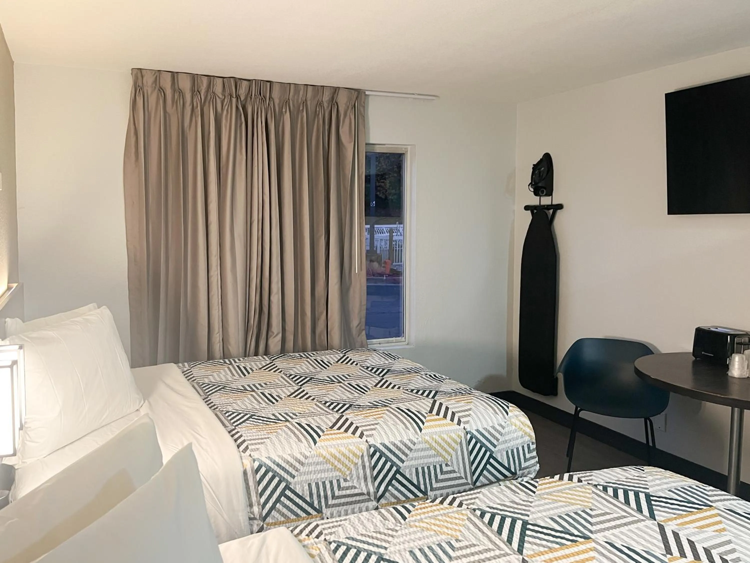 Photo of the whole room, Bed in Studio 6 Augusta, GA