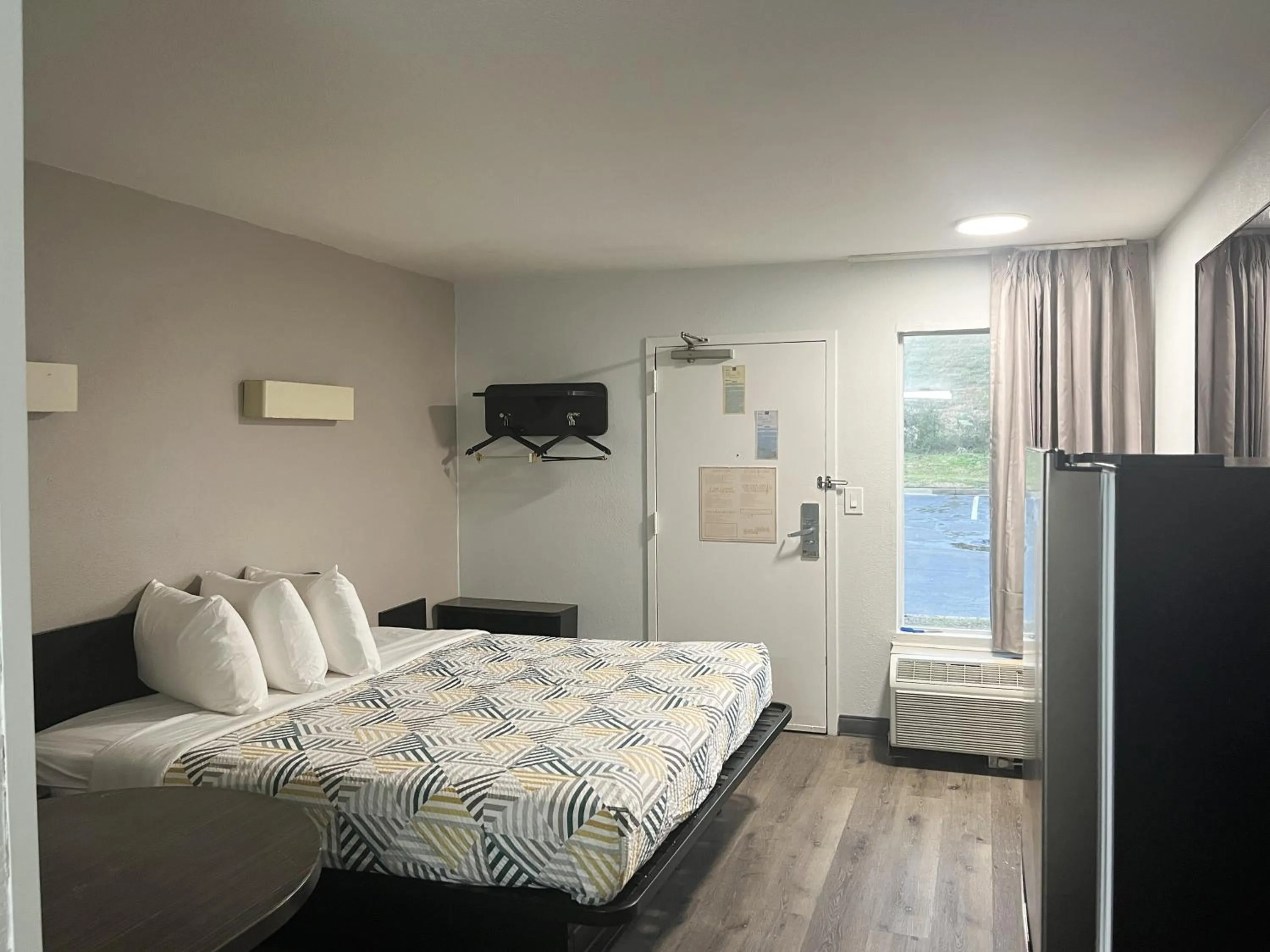 Photo of the whole room, Bed in Studio 6 Augusta, GA