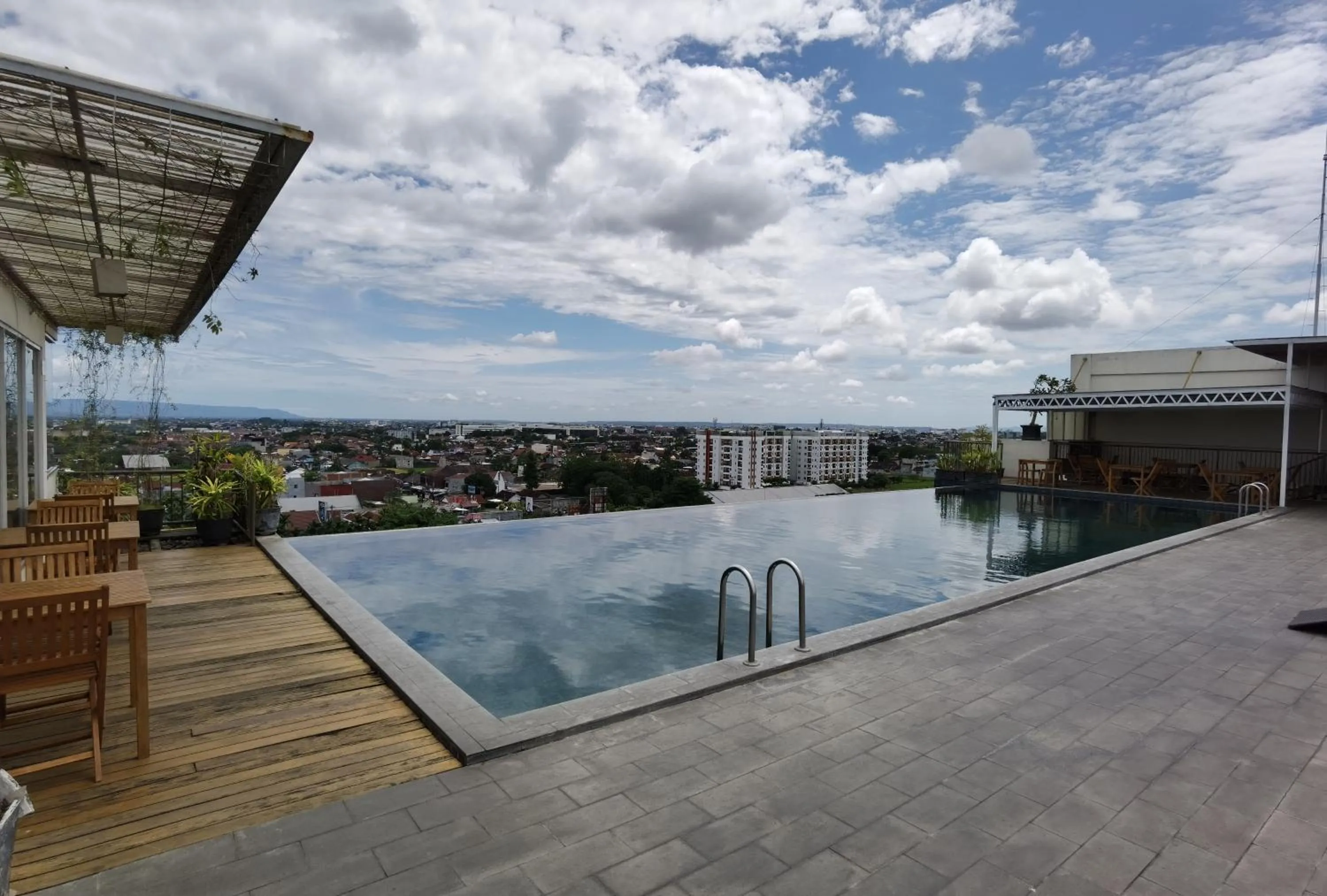 Swimming pool in Student Park Hotel