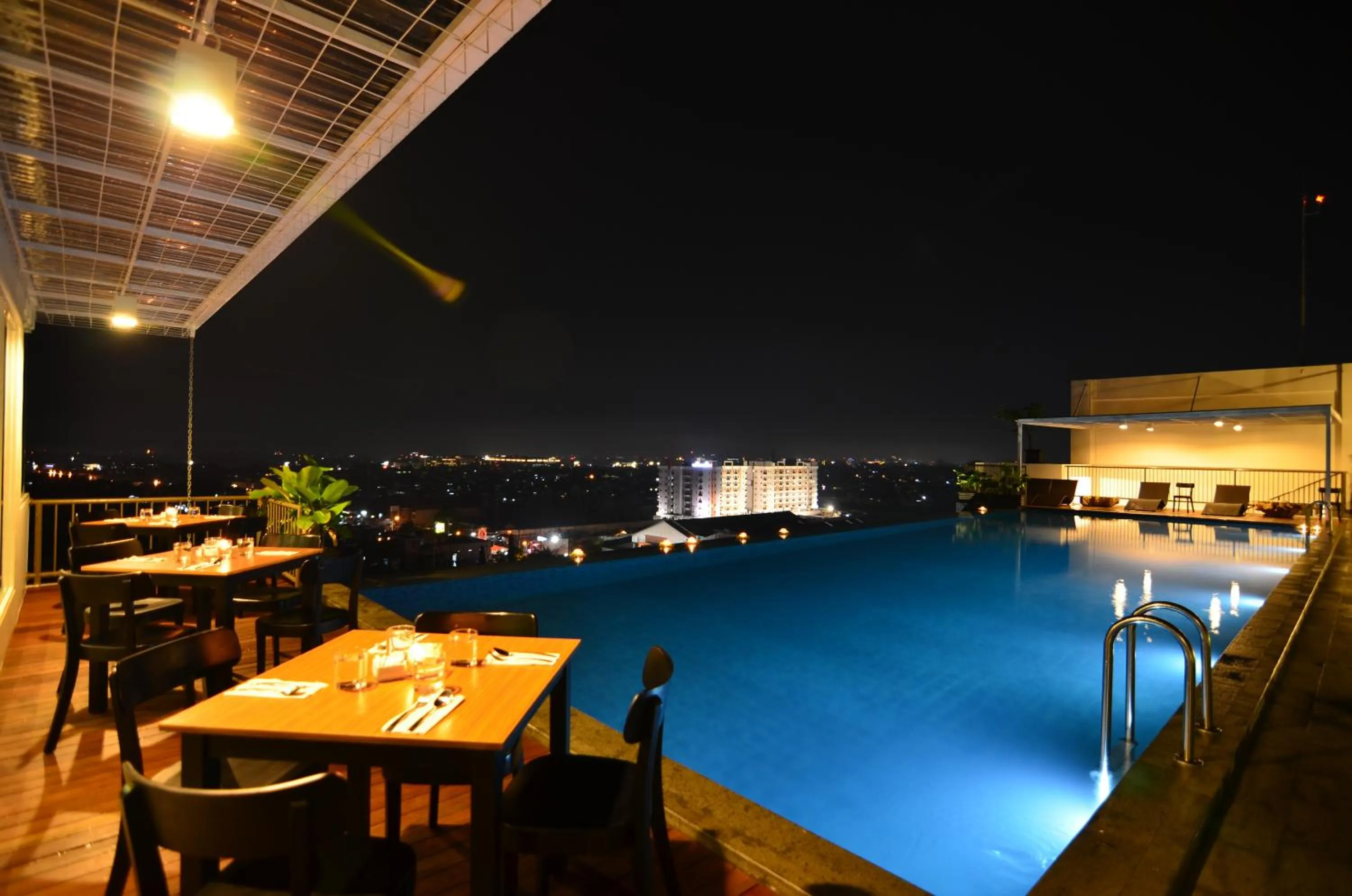 Restaurant/places to eat in Student Park Hotel