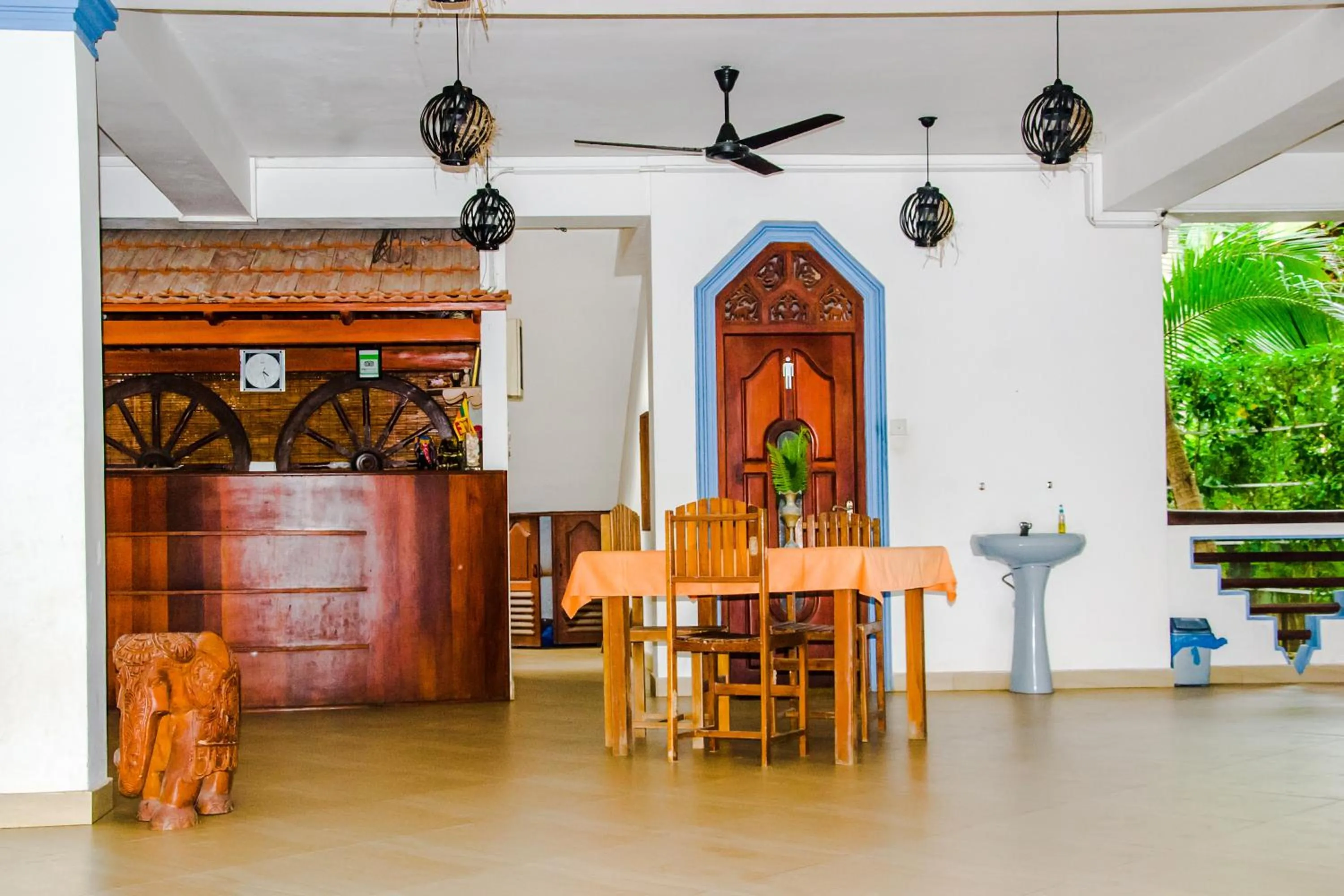 Restaurant/places to eat in No Name Rest