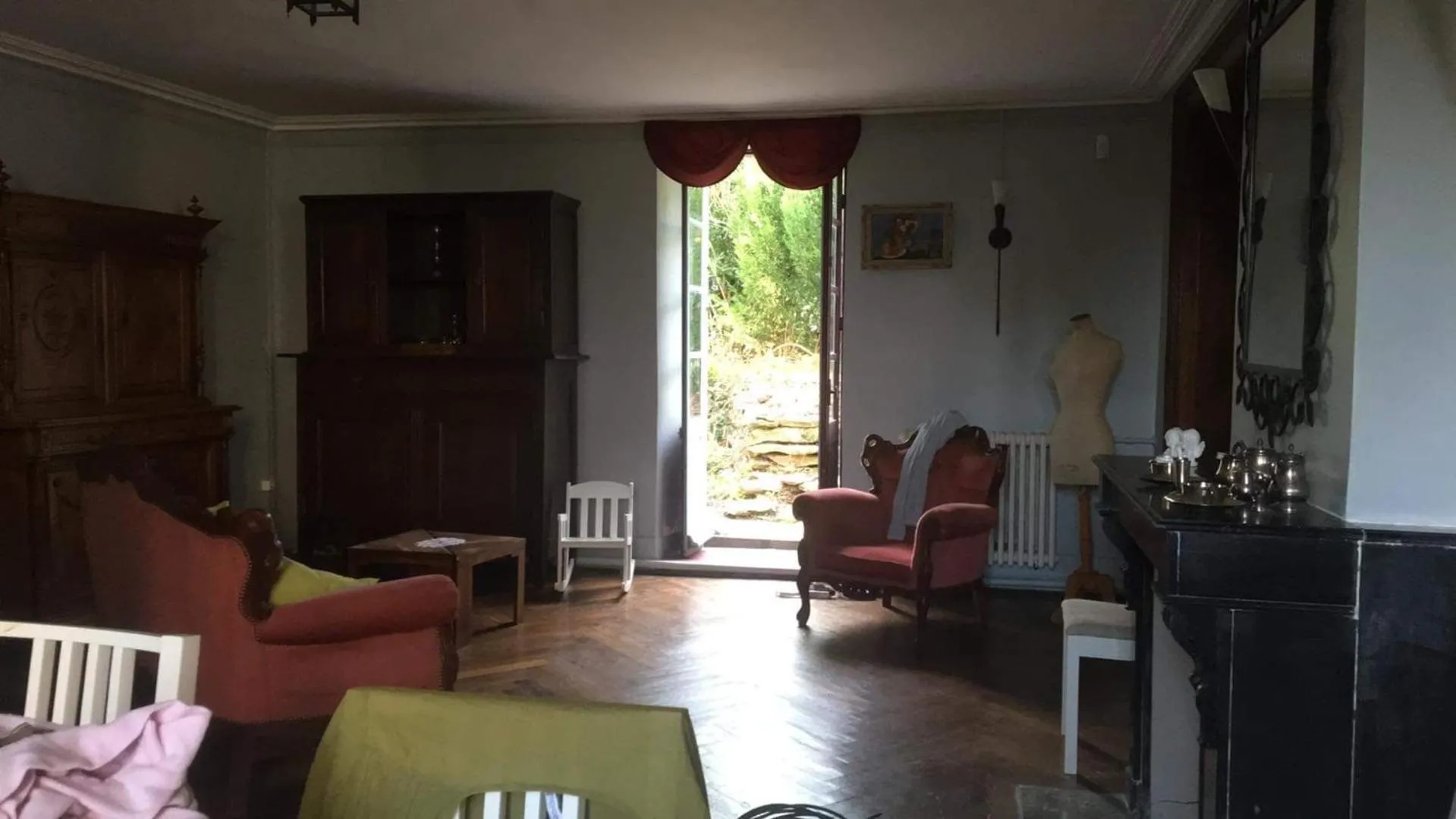 Communal lounge/ TV room in Château de Villeneuve - Montolieu