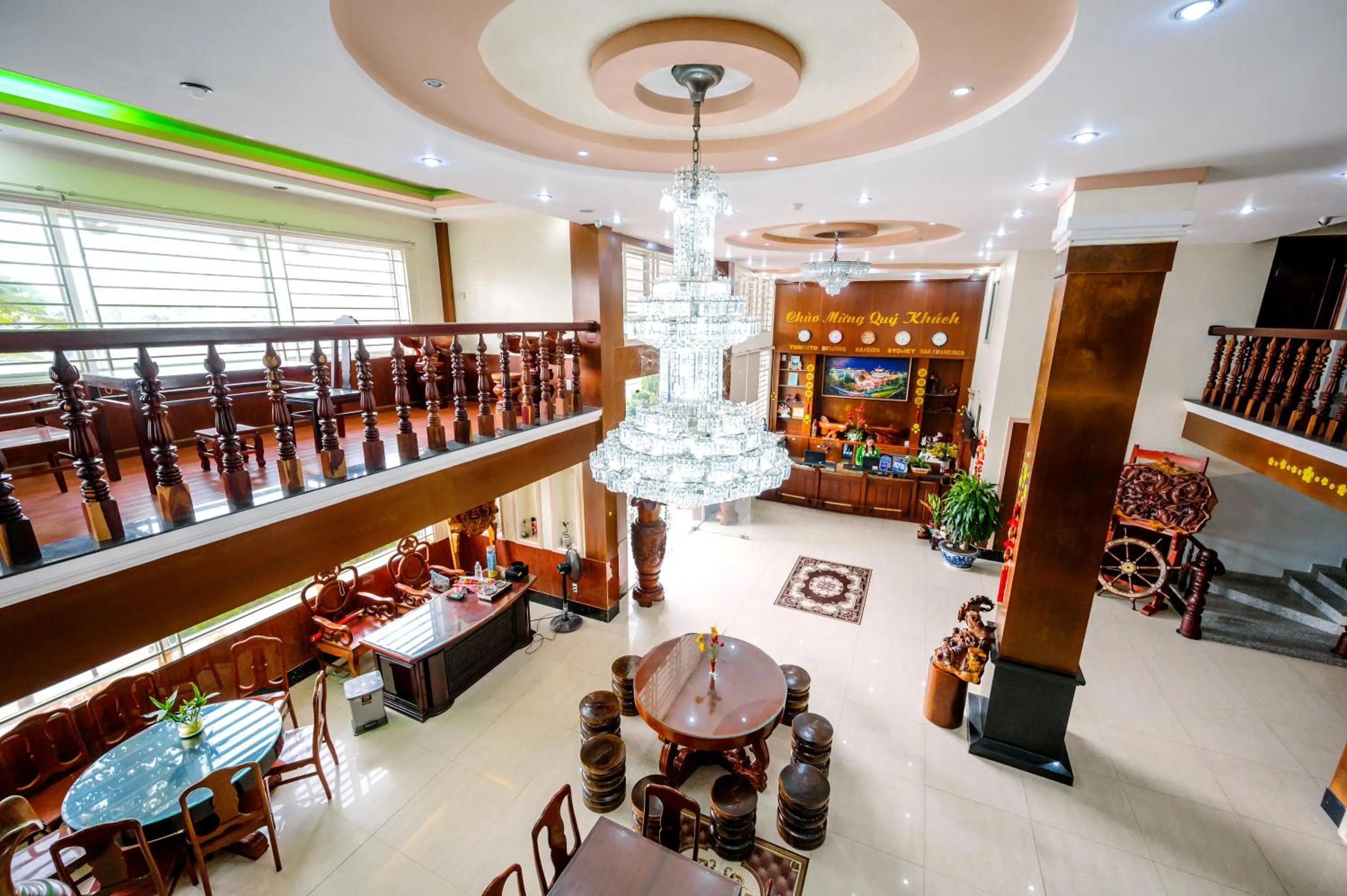 Communal lounge/ TV room in Hoang Duc Hotel