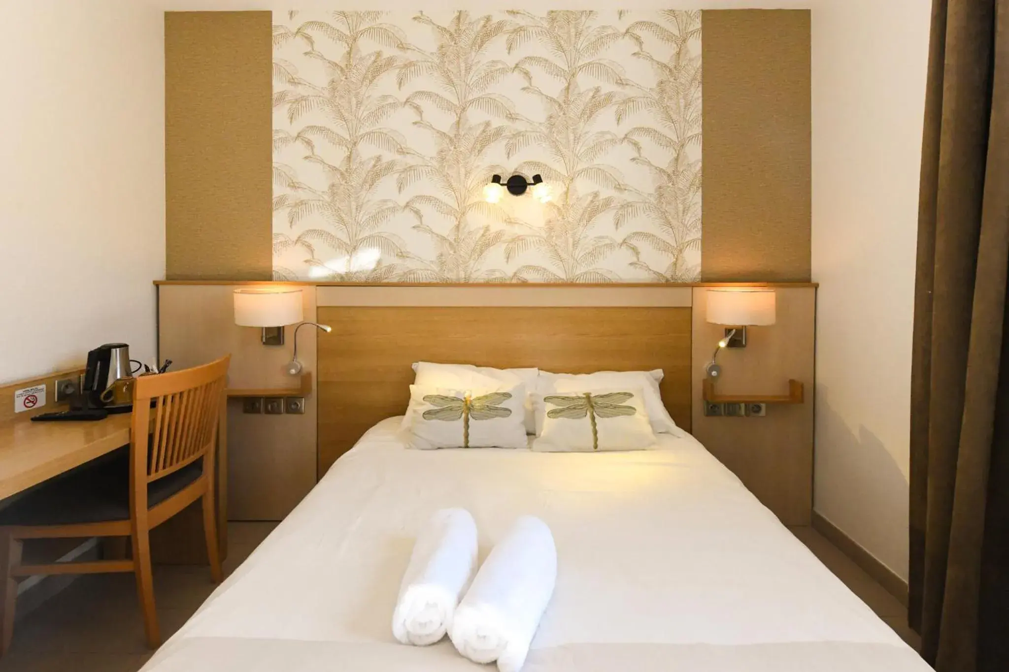 Double Room in Hotel Le Coureau Double Room in Hotel Le Coureau