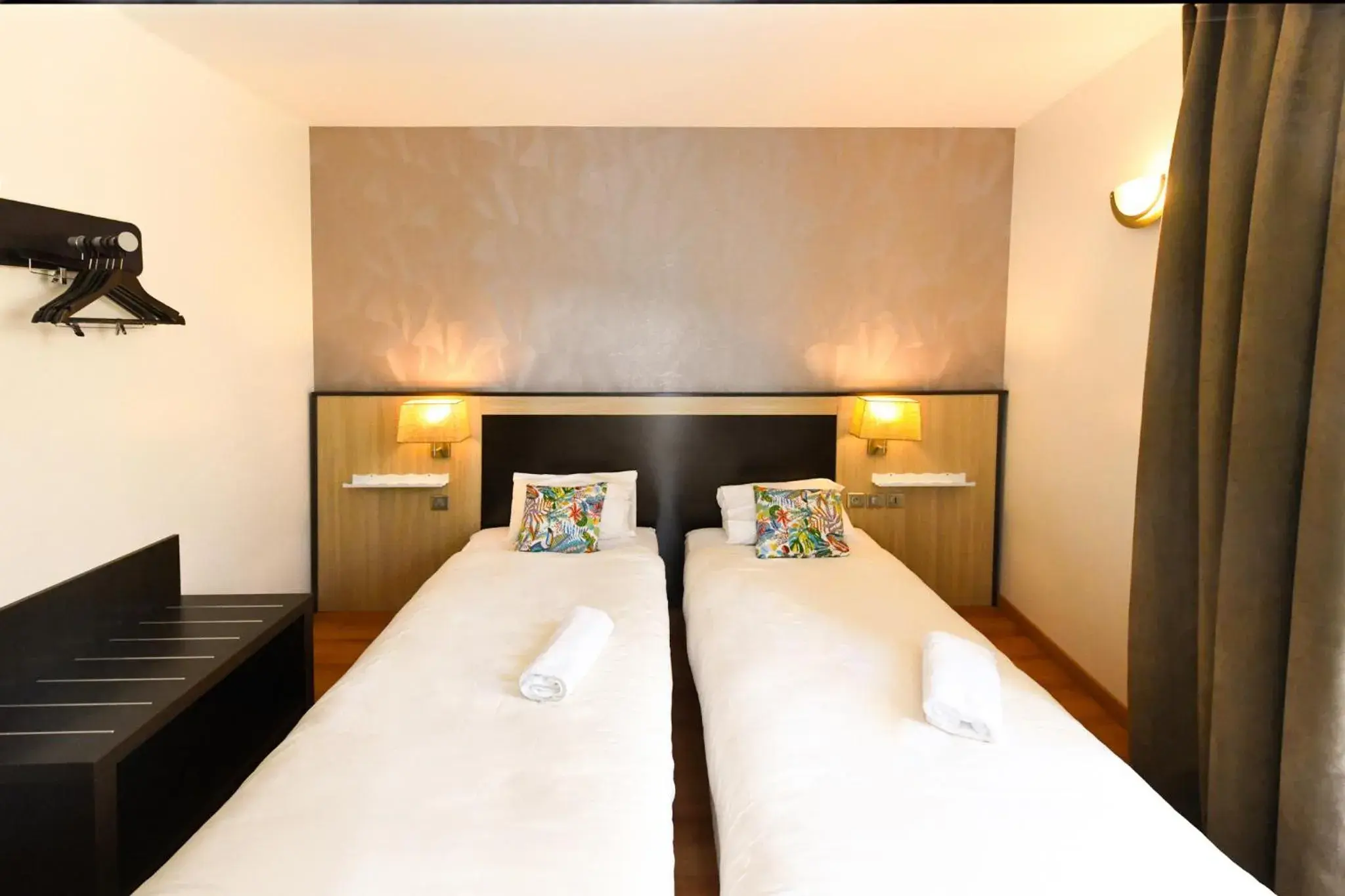 Twin Room in Hotel Le Coureau Twin Room in Hotel Le Coureau