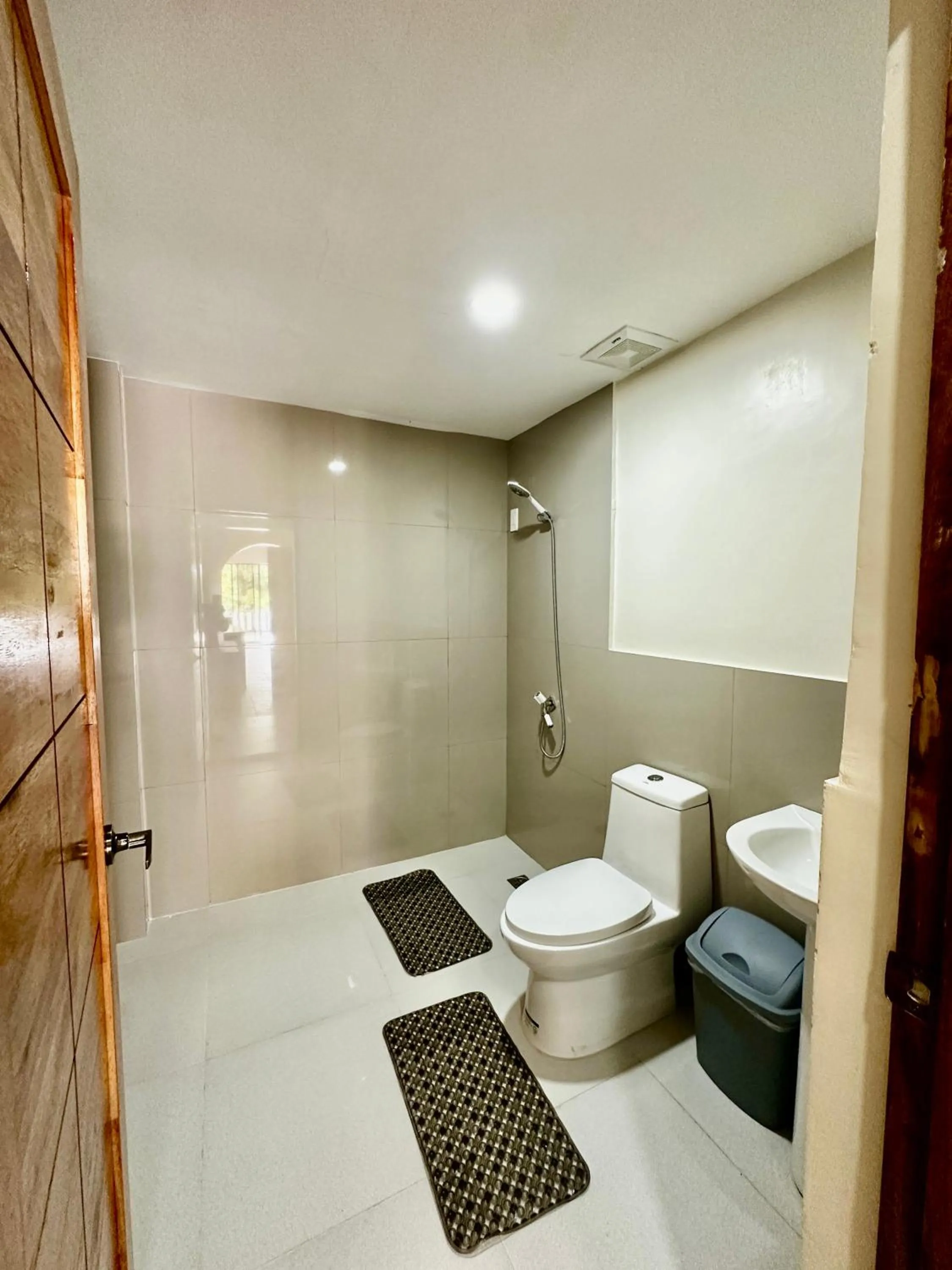 Bathroom in Bluewaves Hostel & Villa Panagsama by Hiverooms