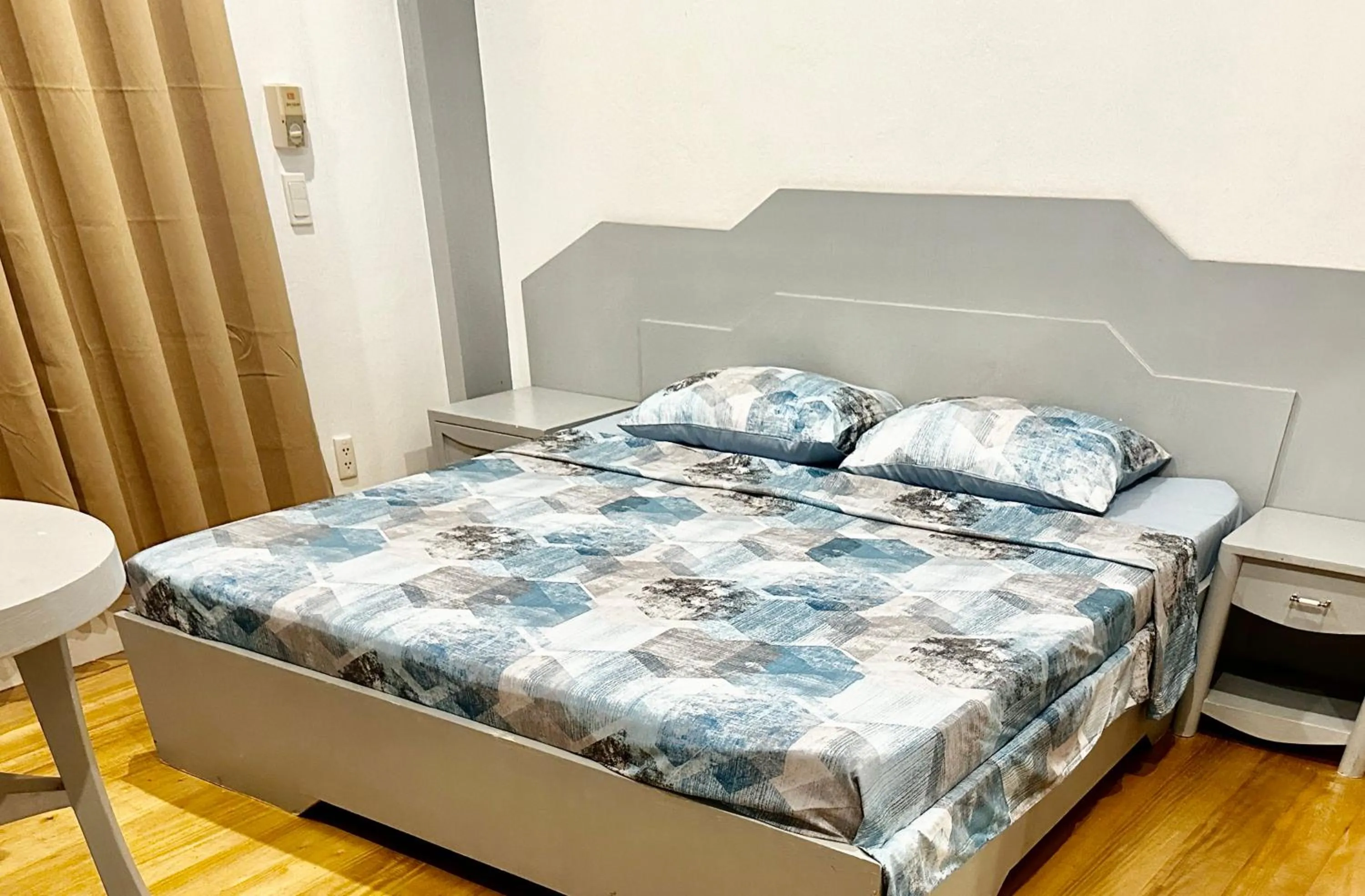 Bedroom, Bed in Bluewaves Hostel & Villa Panagsama by Hiverooms