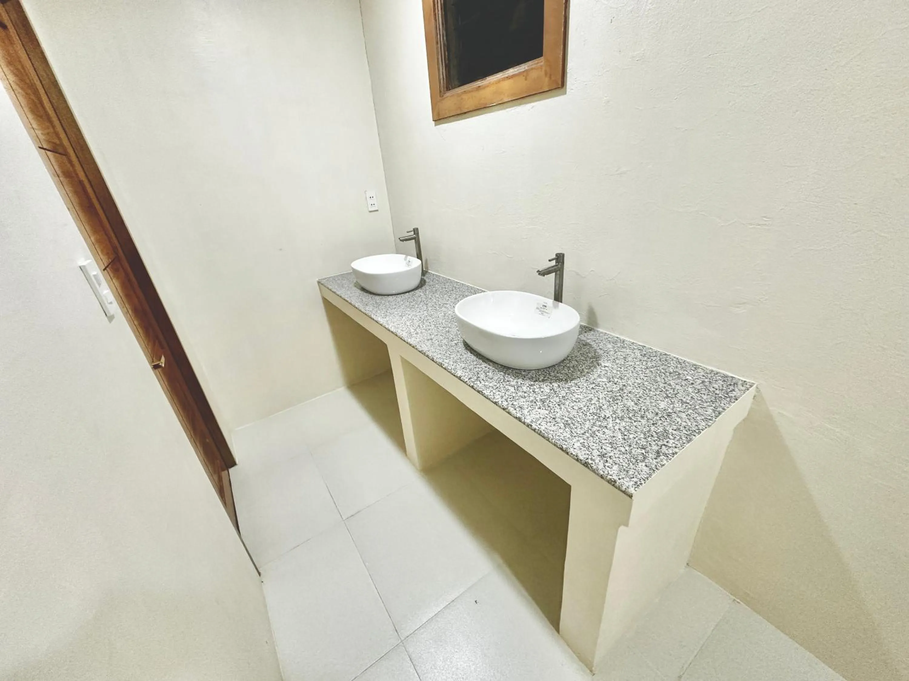 Bathroom in Bluewaves Hostel & Villa Panagsama by Hiverooms