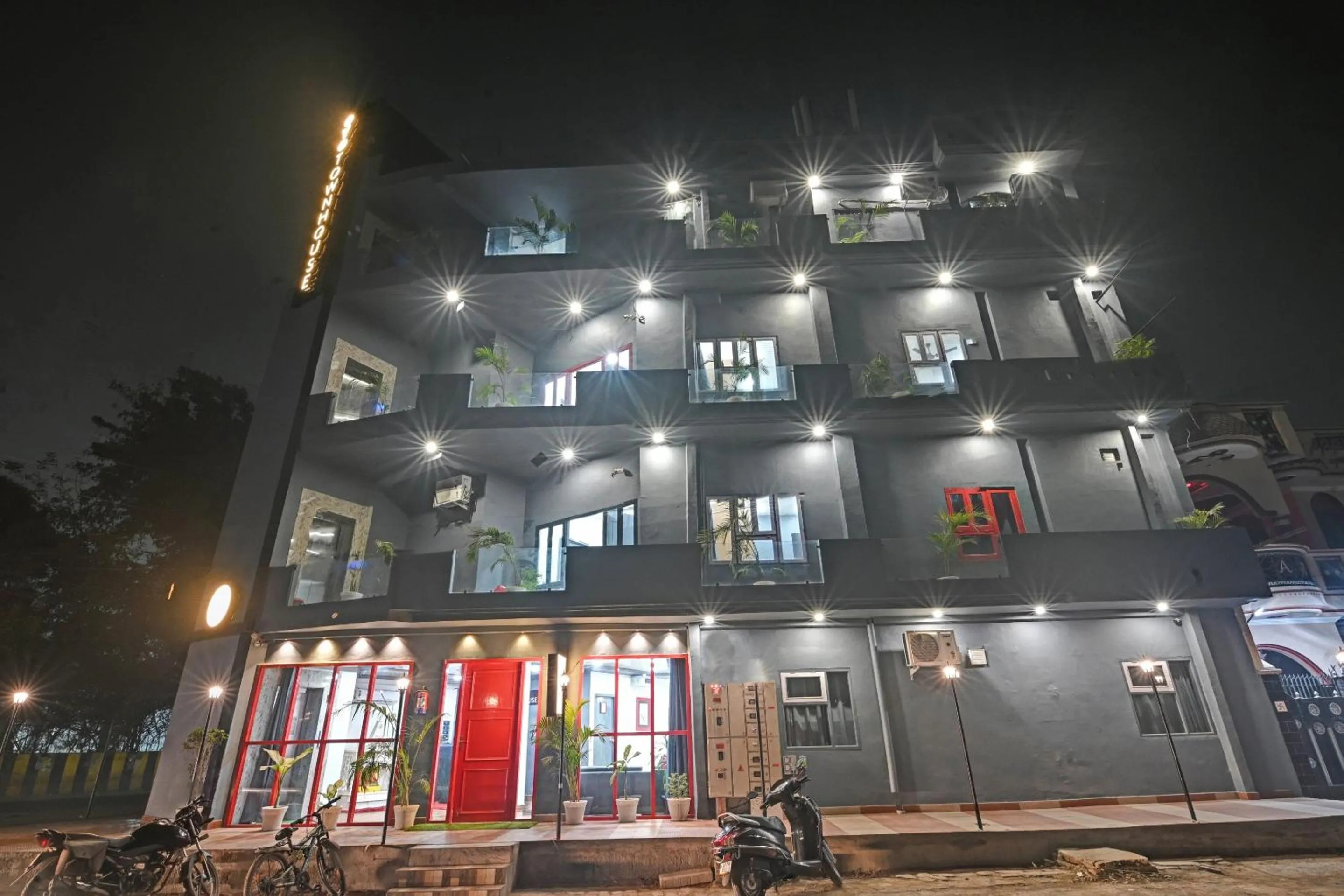 Facade/entrance in Townhouse Super- Govind Nagar