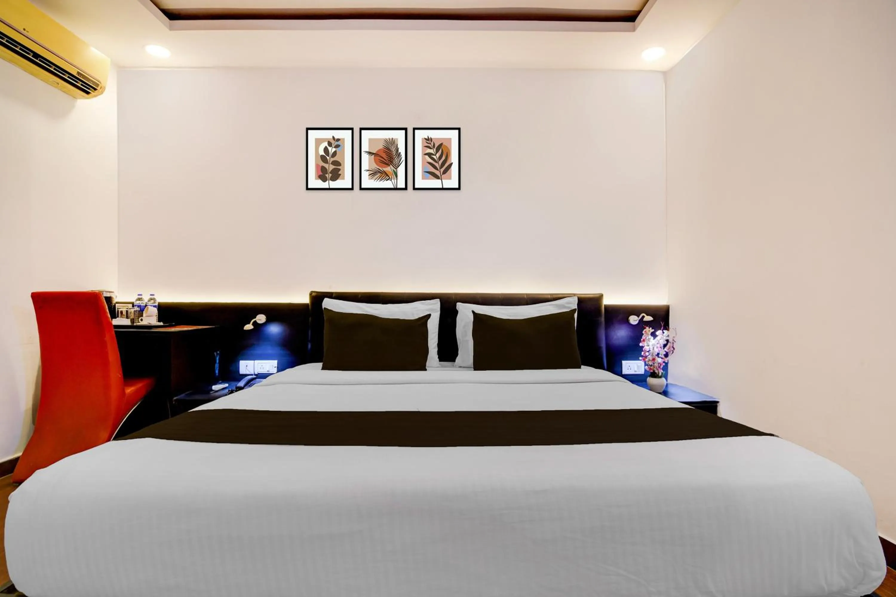 Bedroom, Bed in Super Townhouse Oak Ballygunge Formerly Hotel Lovelock