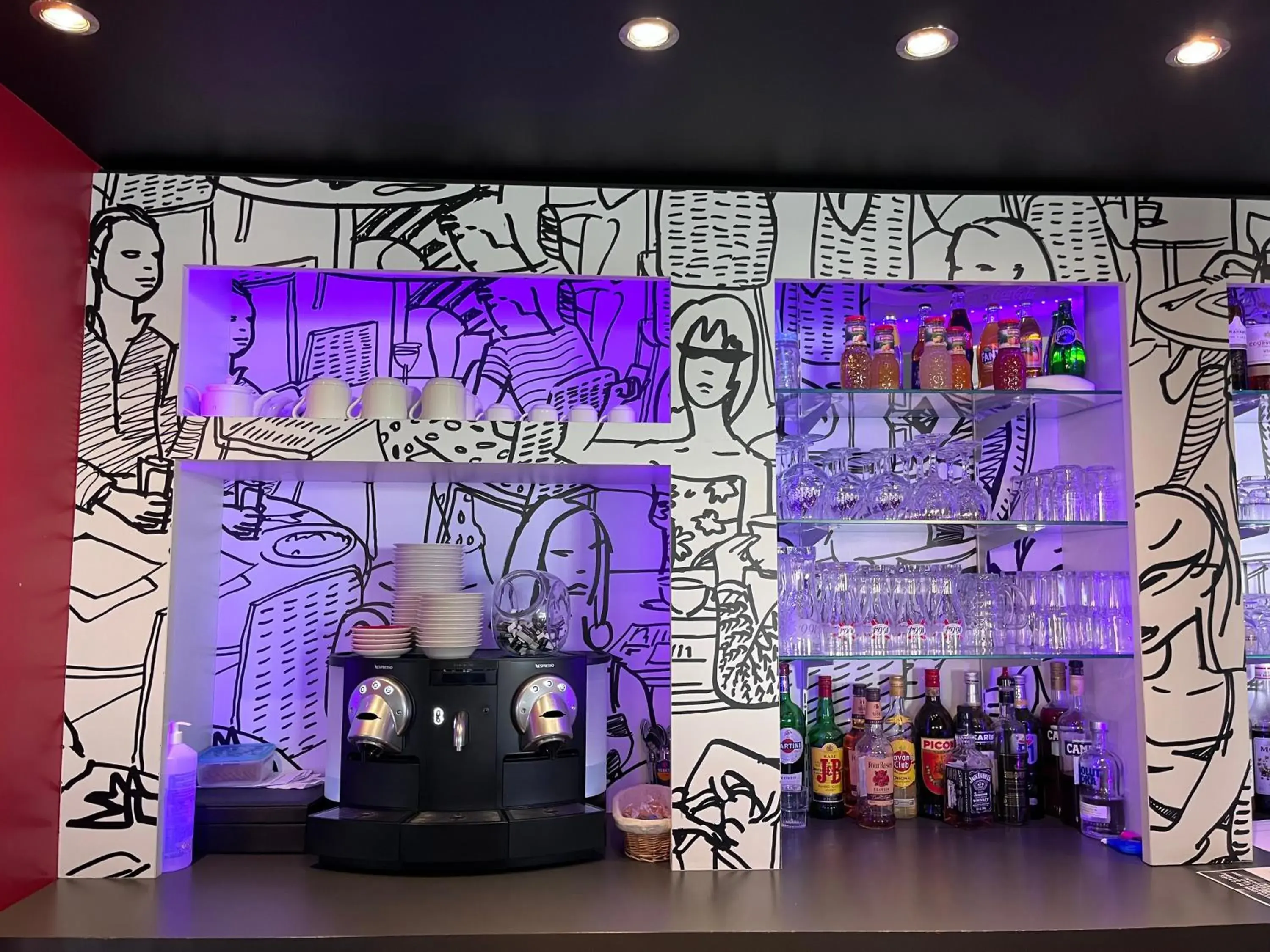 Lounge or bar in ibis Cambrai Lounge or bar in ibis Cambrai