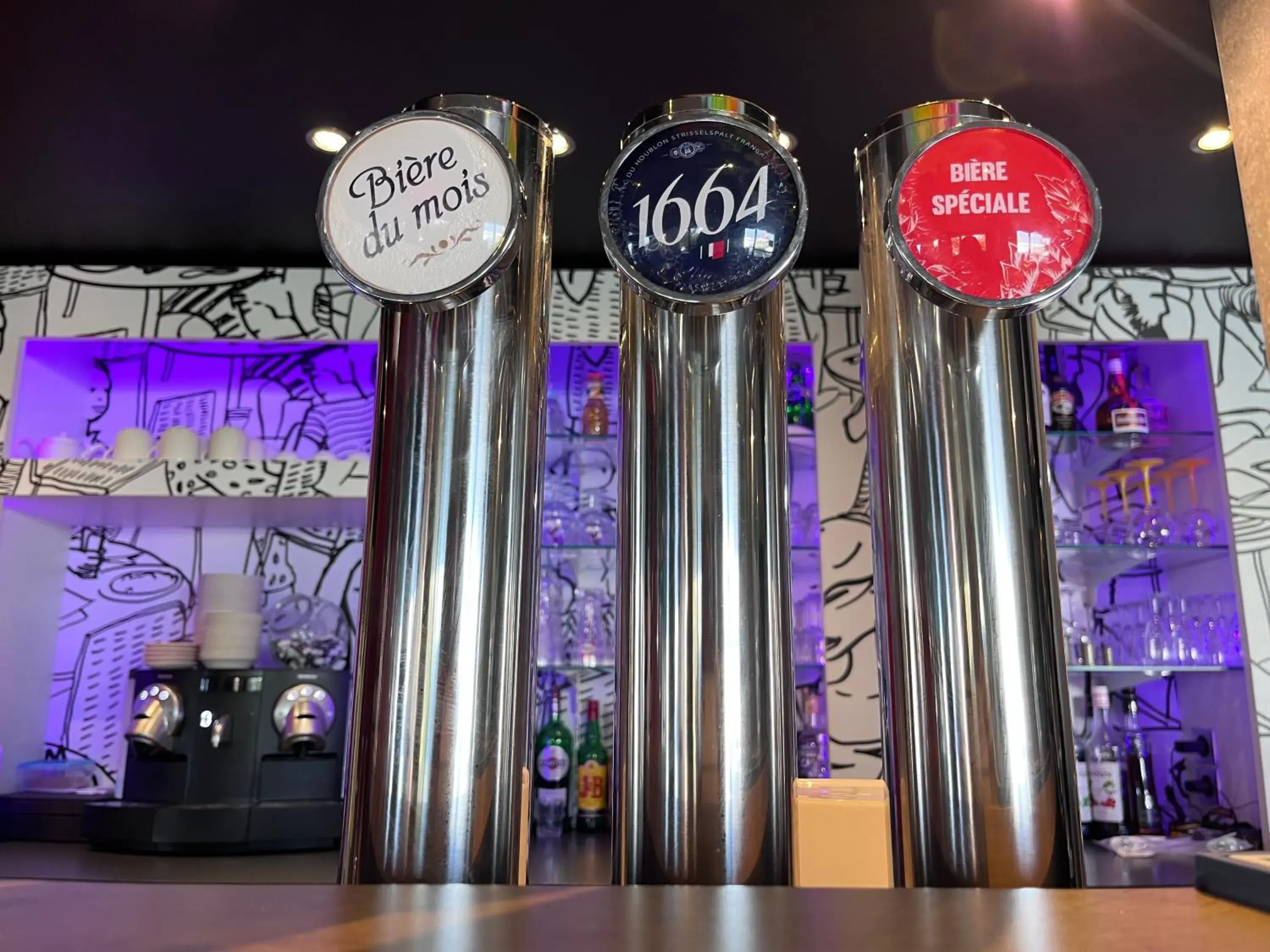 Lounge or bar in ibis Cambrai Lounge or bar in ibis Cambrai