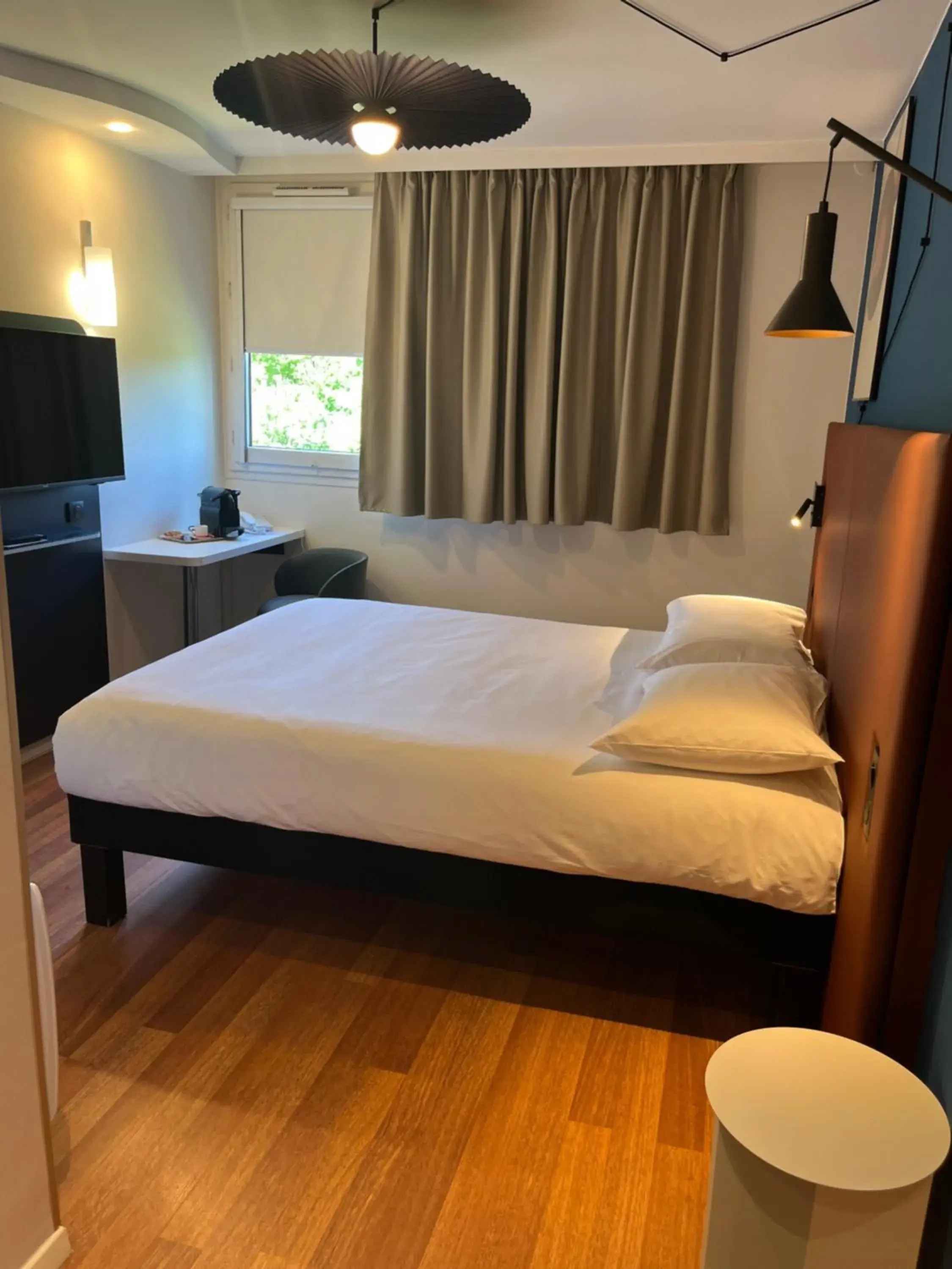 Coffee/tea facilities, Bed in ibis Cambrai Coffee/tea facilities, Bed in ibis Cambrai