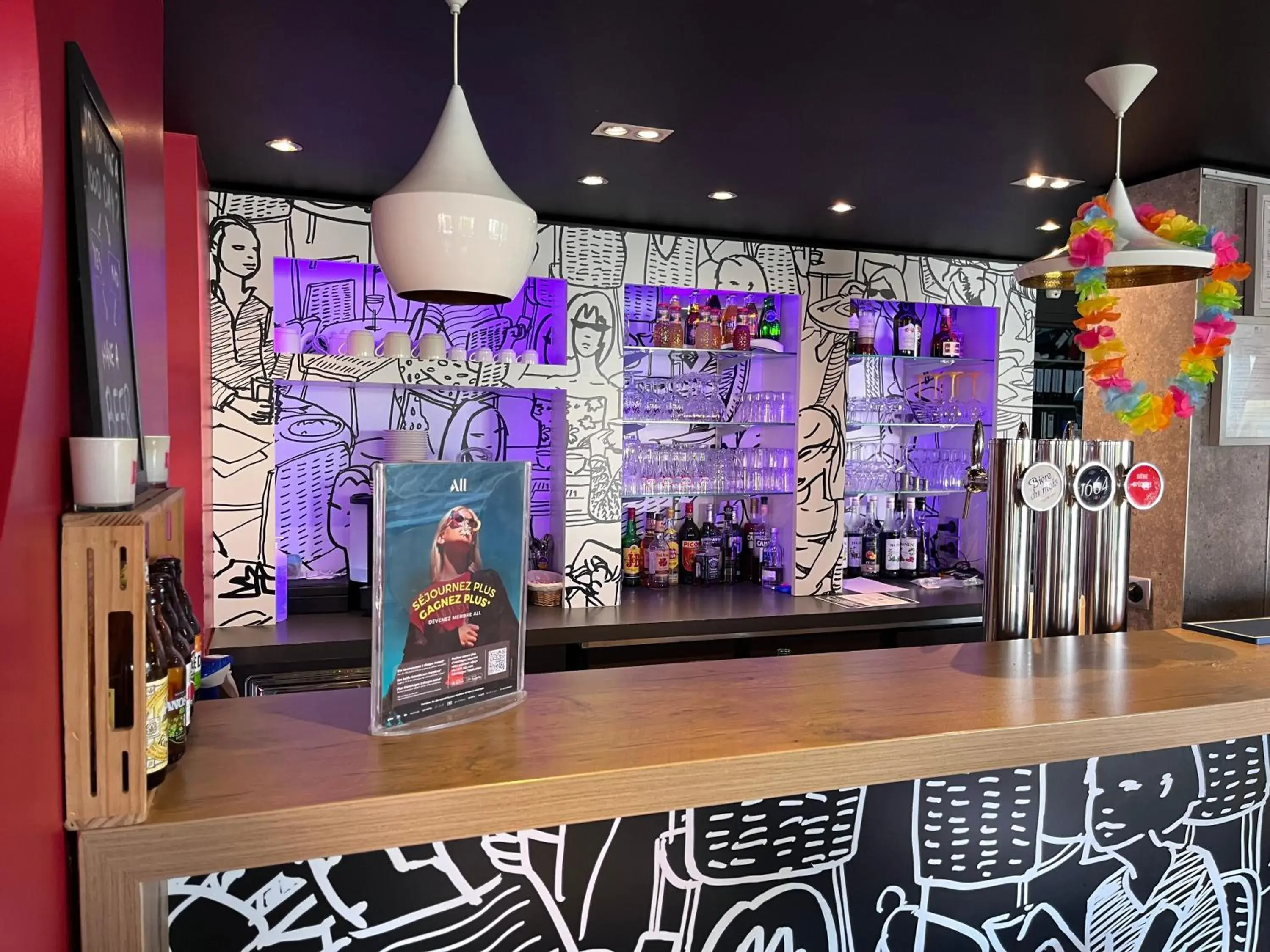 Lounge or bar in ibis Cambrai Lounge or bar in ibis Cambrai