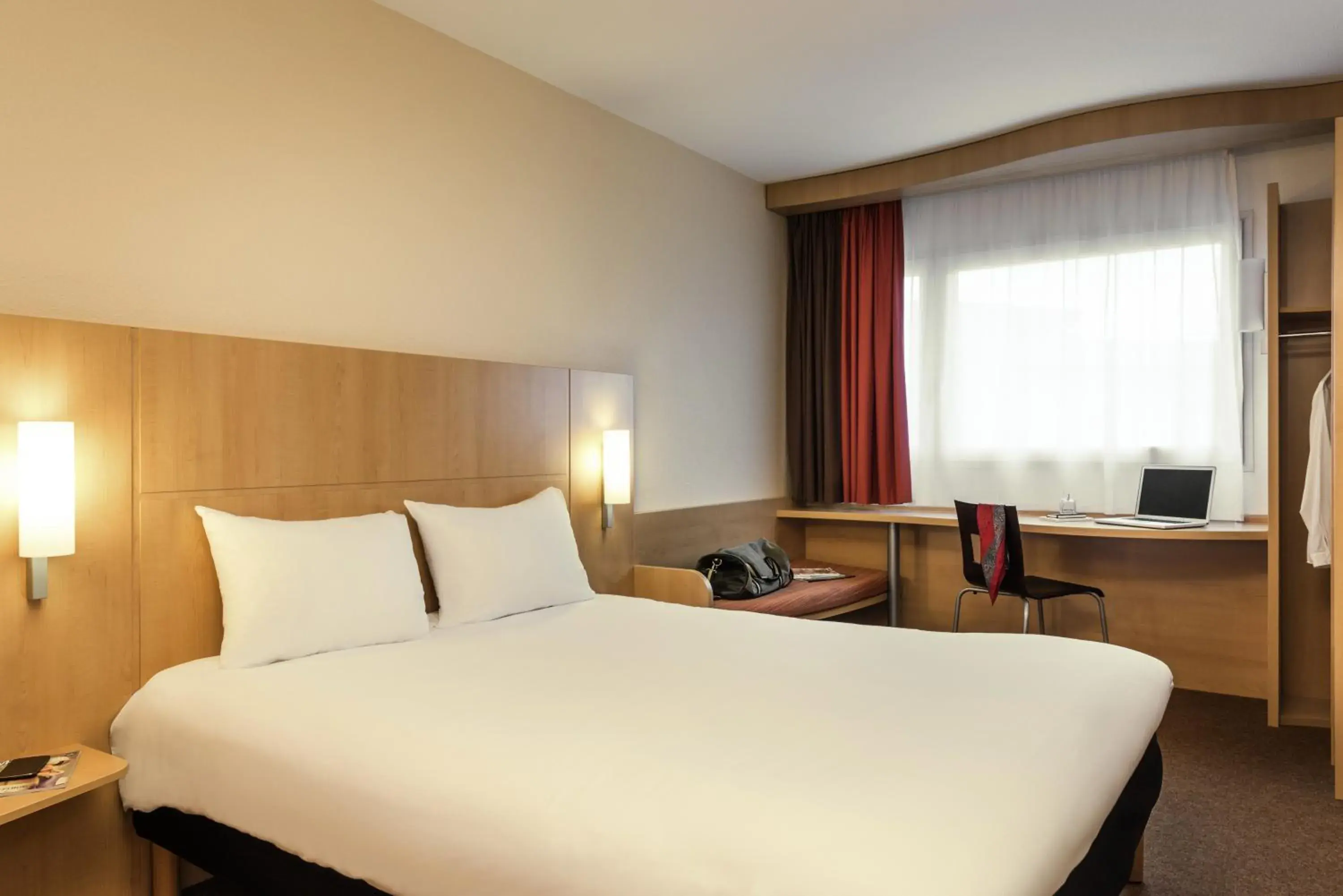 Photo of the whole room, Bed in ibis Cambrai Photo of the whole room, Bed in ibis Cambrai