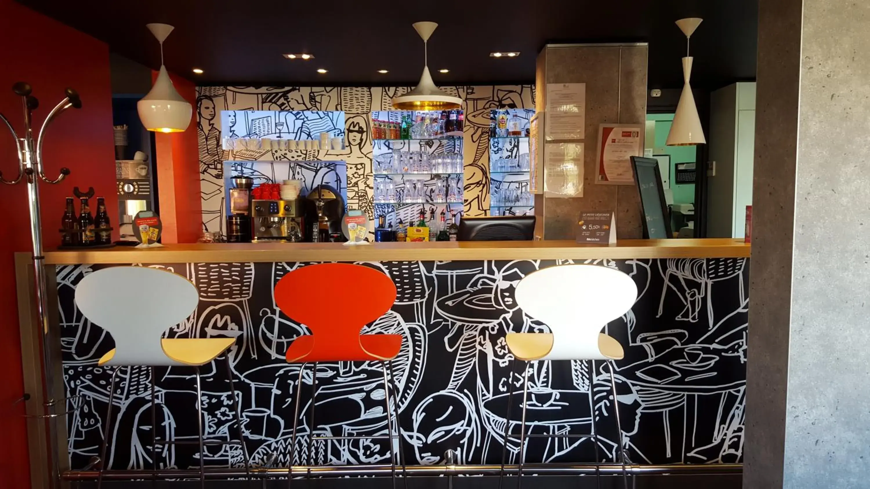 Lounge or bar in ibis Cambrai Lounge or bar in ibis Cambrai