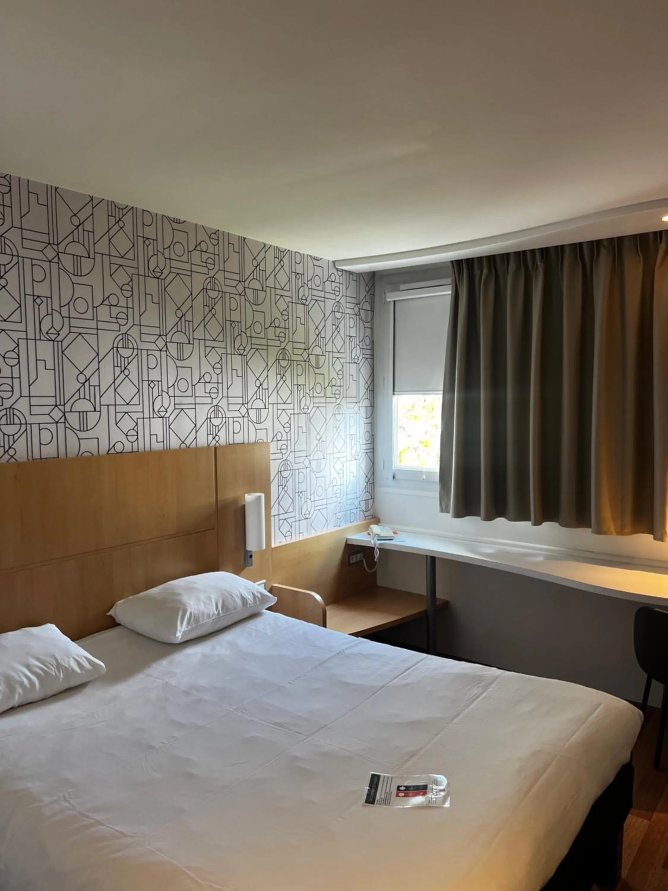Bedroom, Bed in ibis Cambrai