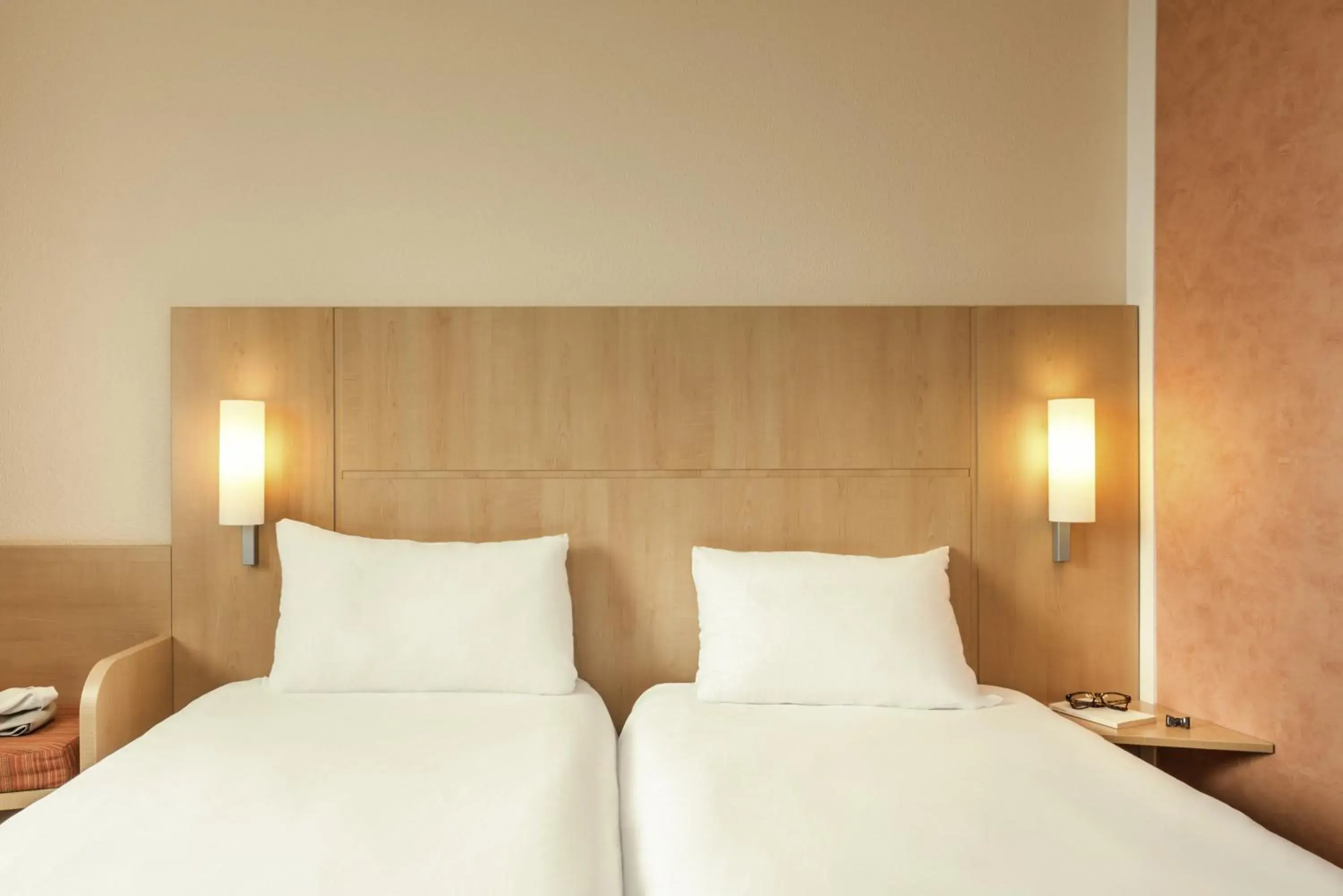 Photo of the whole room, Bed in ibis Cambrai Photo of the whole room, Bed in ibis Cambrai