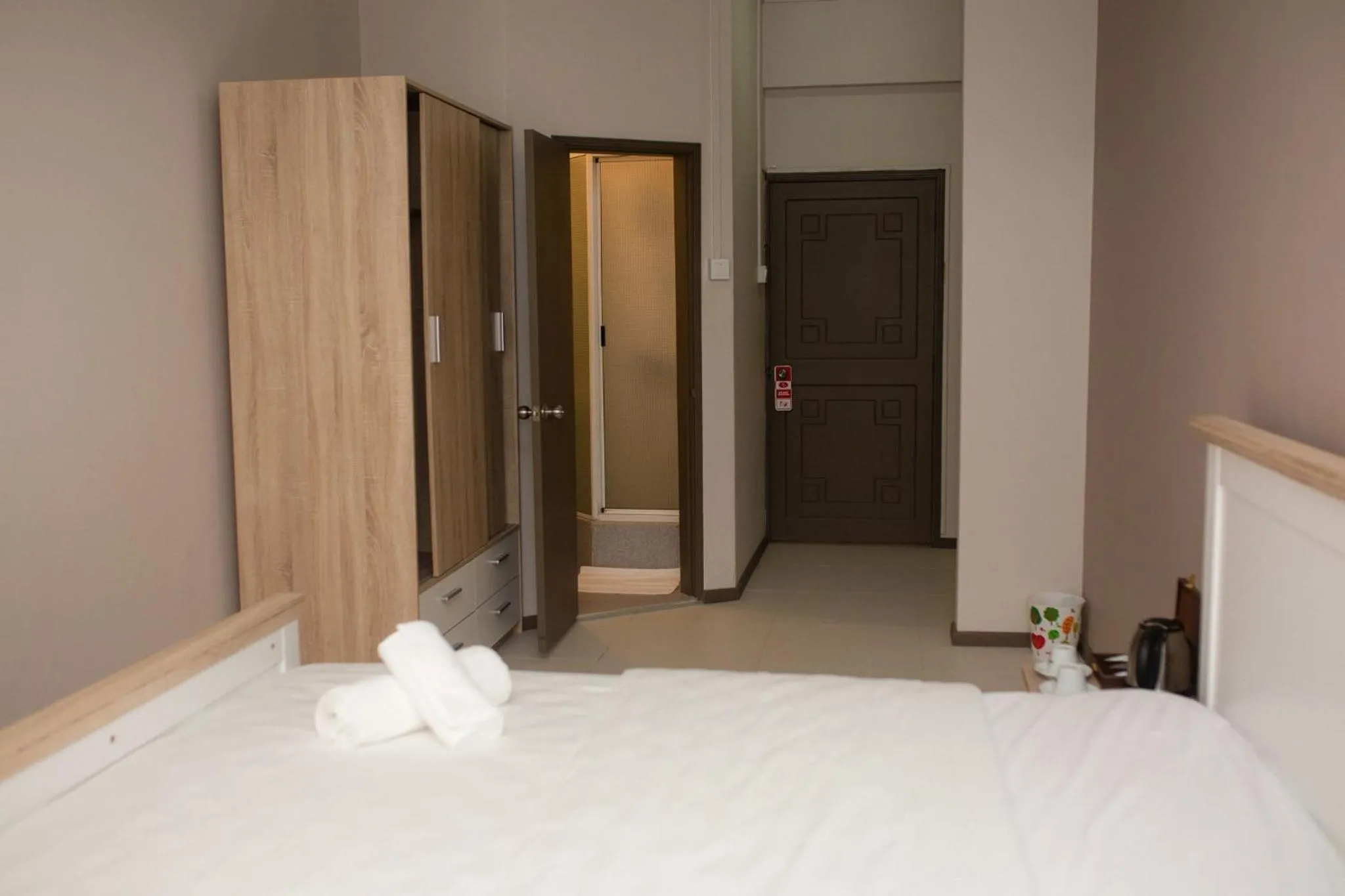 Bedroom, Bed in Landmark