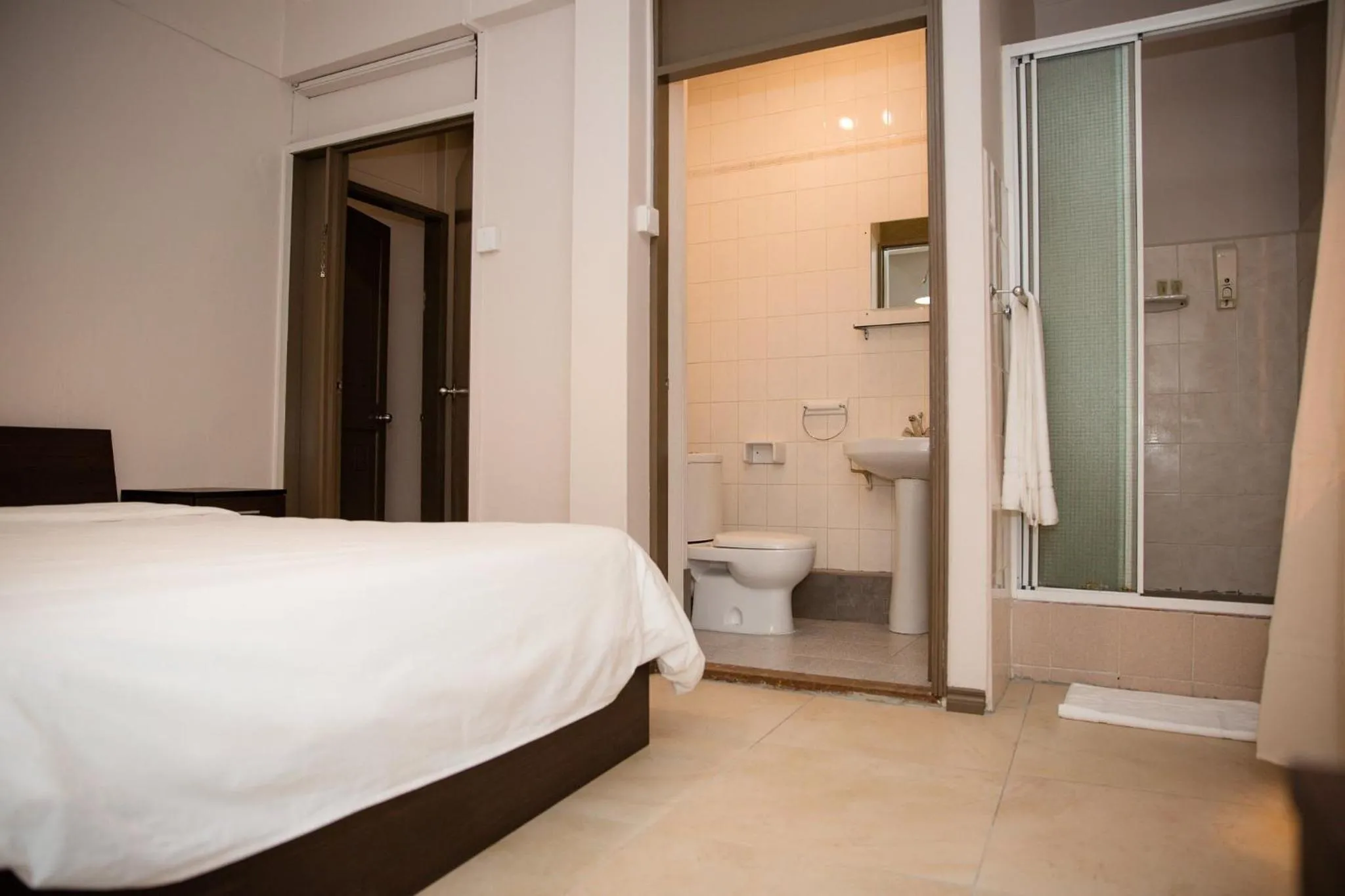 Shower, Bed in Landmark