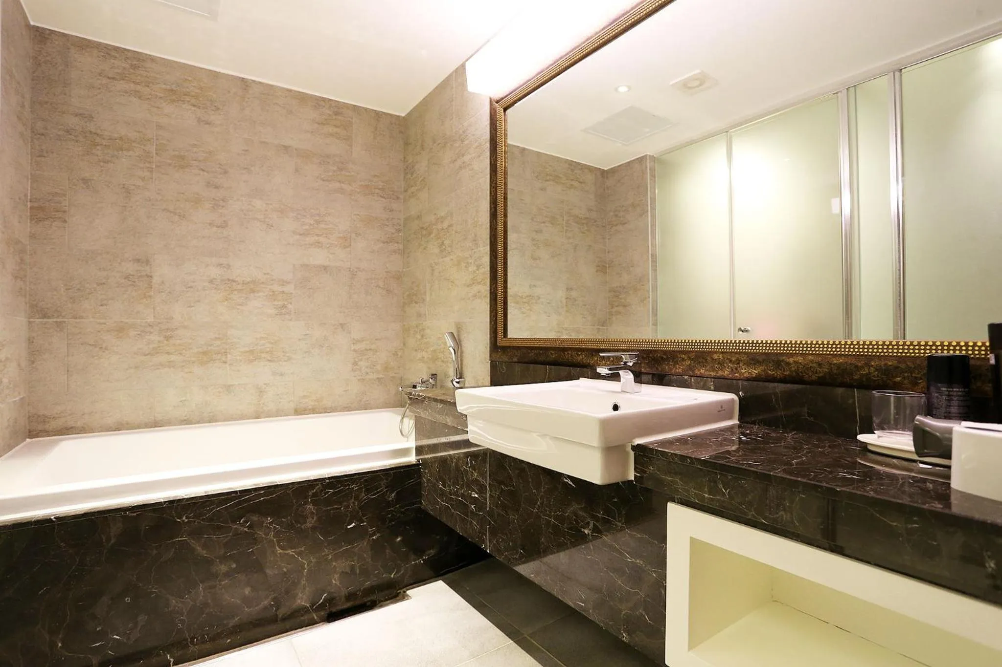 Hot Tub in Zenith Tourist Hotel