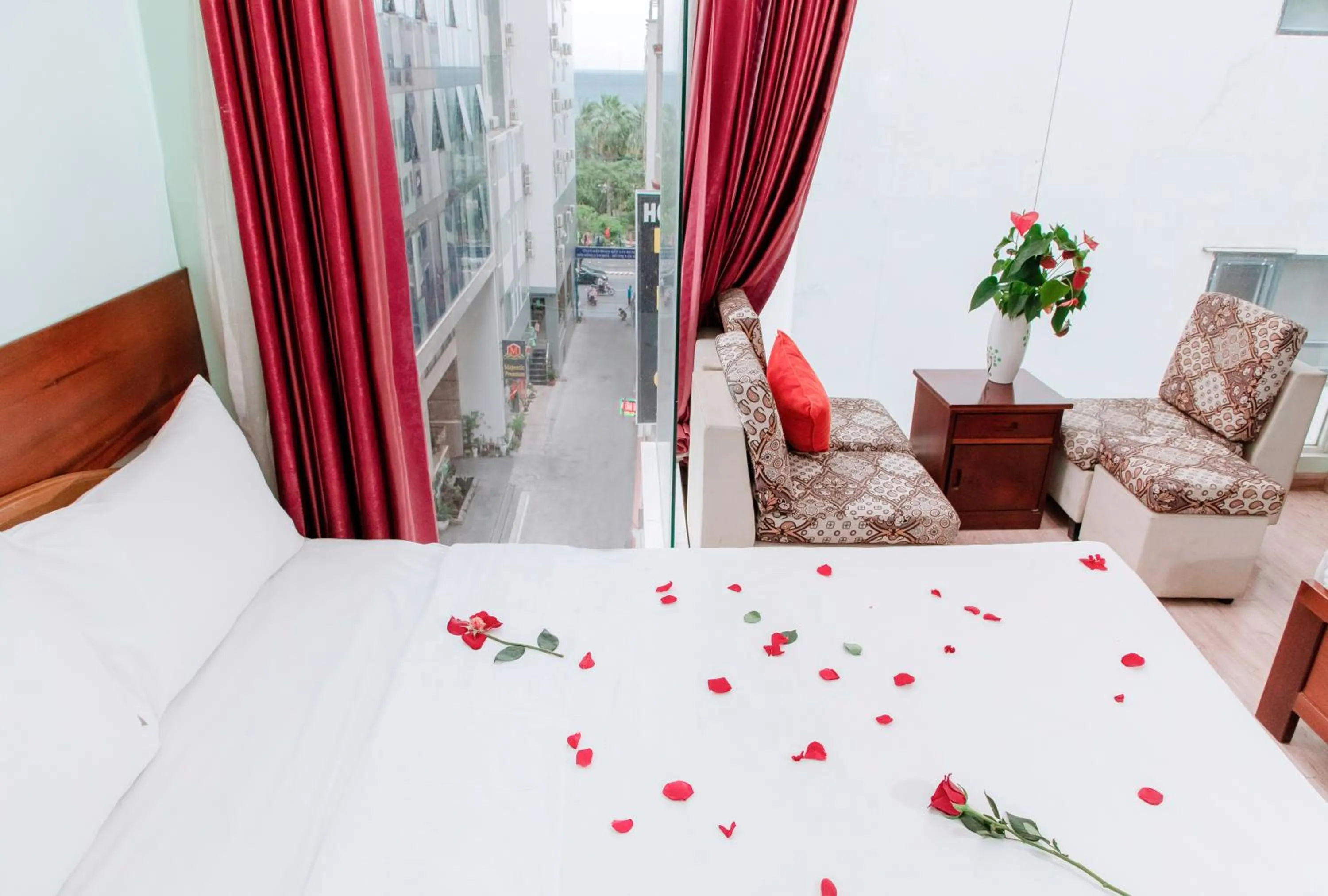 Bedroom, Bed in Art Deluxe Hotel