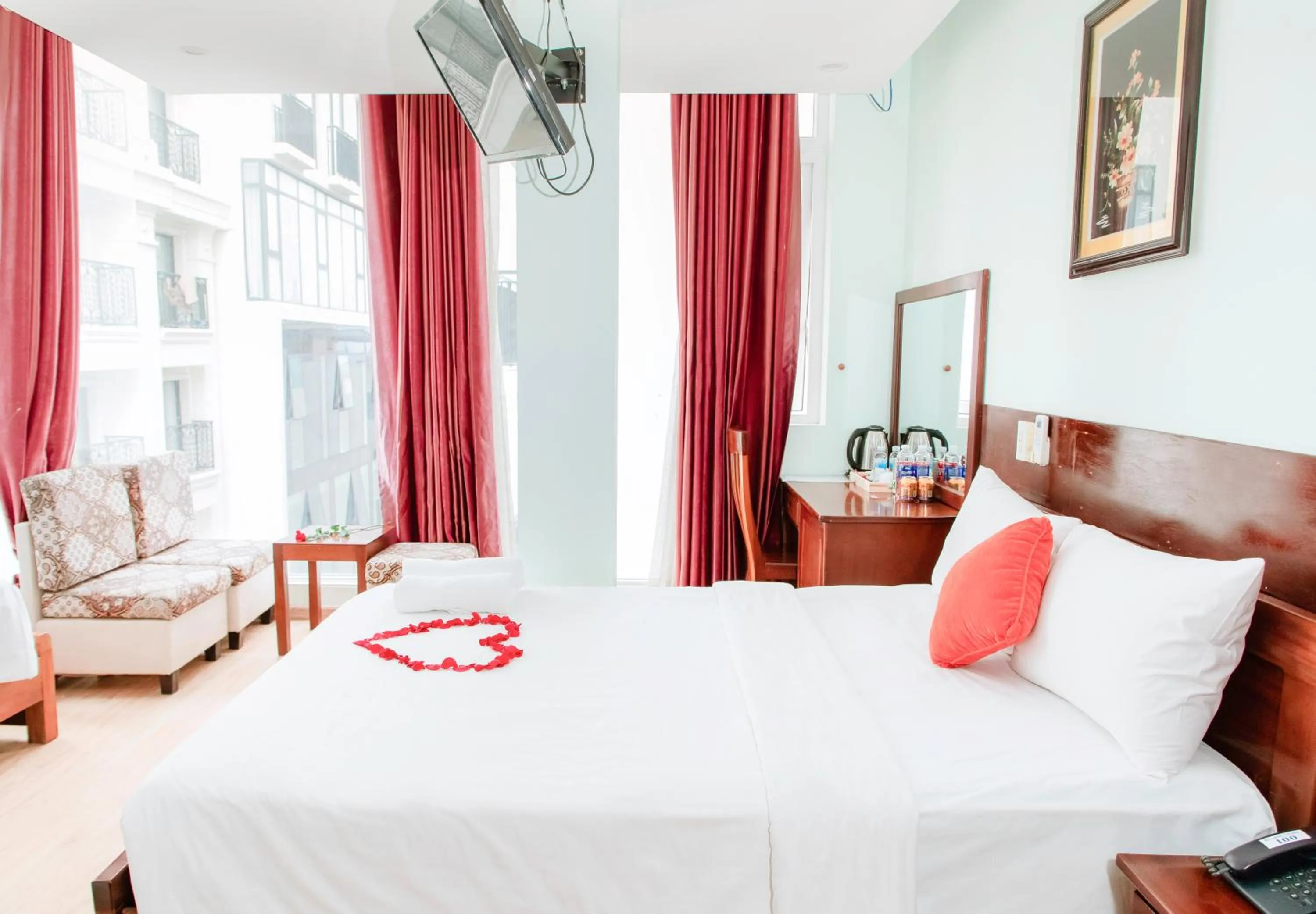 Photo of the whole room, Bed in Art Deluxe Hotel