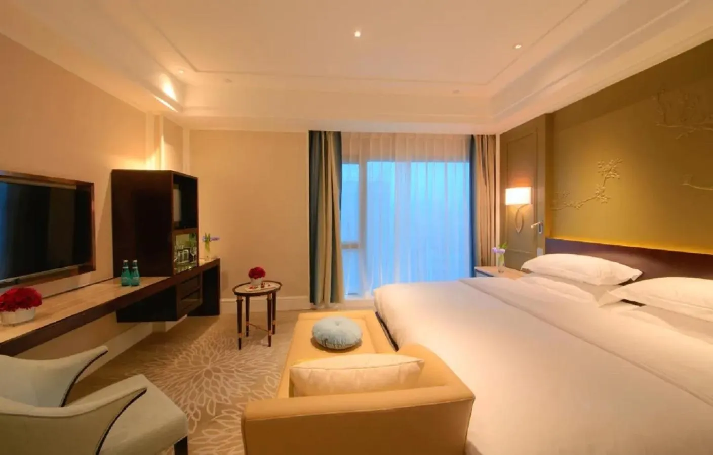 Photo of the whole room, Bed in Wen Ling International Hotel