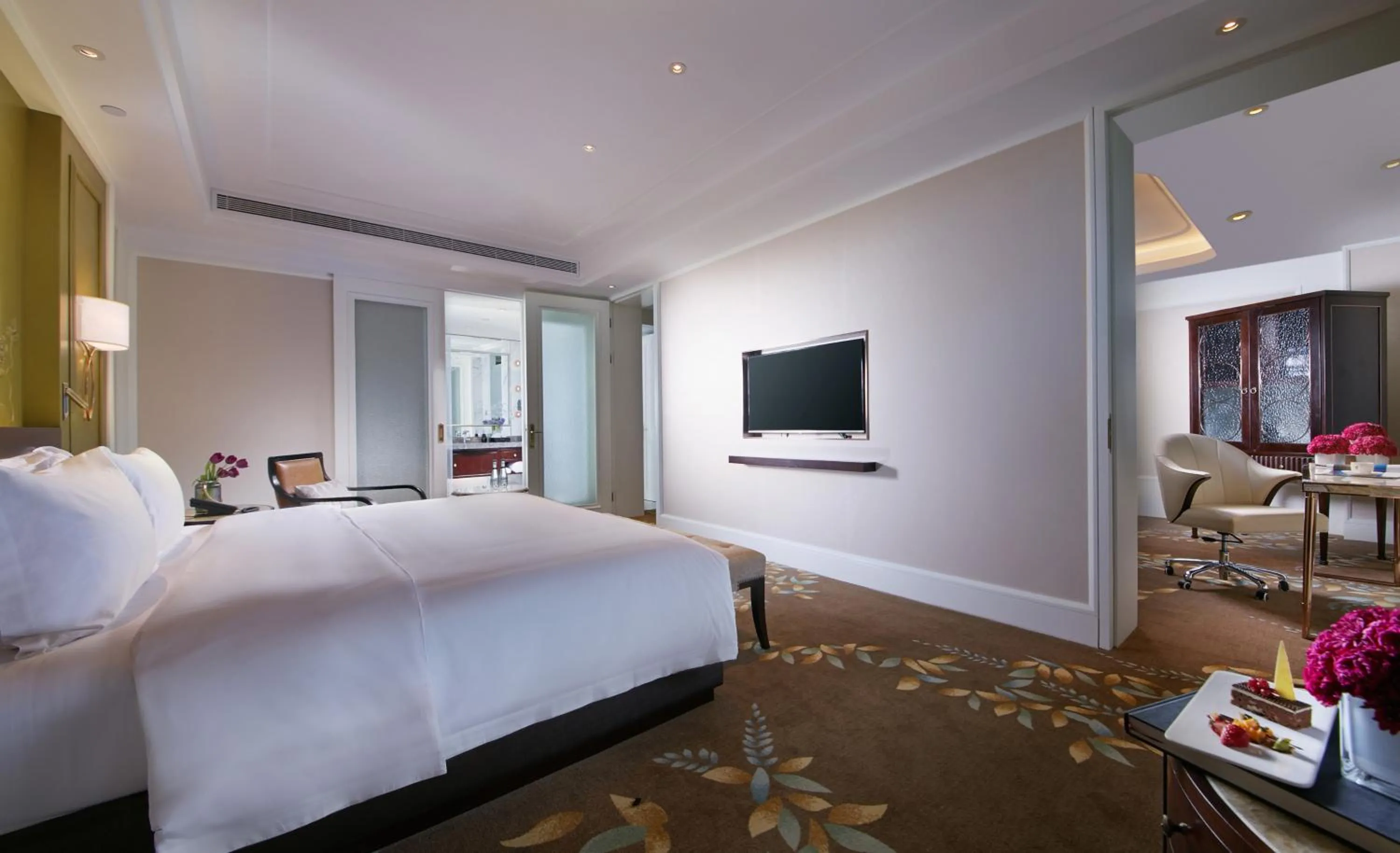 Photo of the whole room, Bed in Wen Ling International Hotel