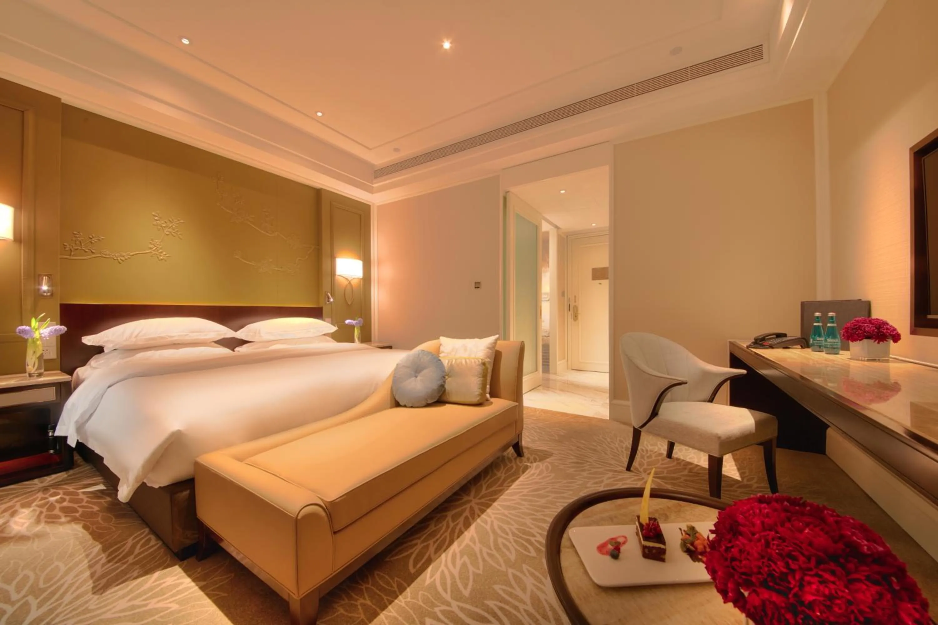 Photo of the whole room, Bed in Wen Ling International Hotel