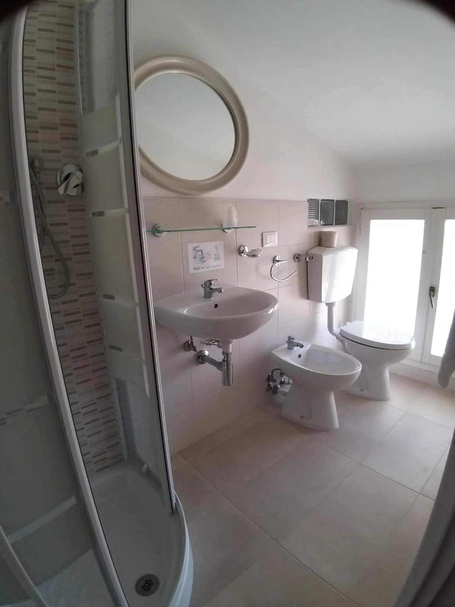 Shower in Hotel Ideal