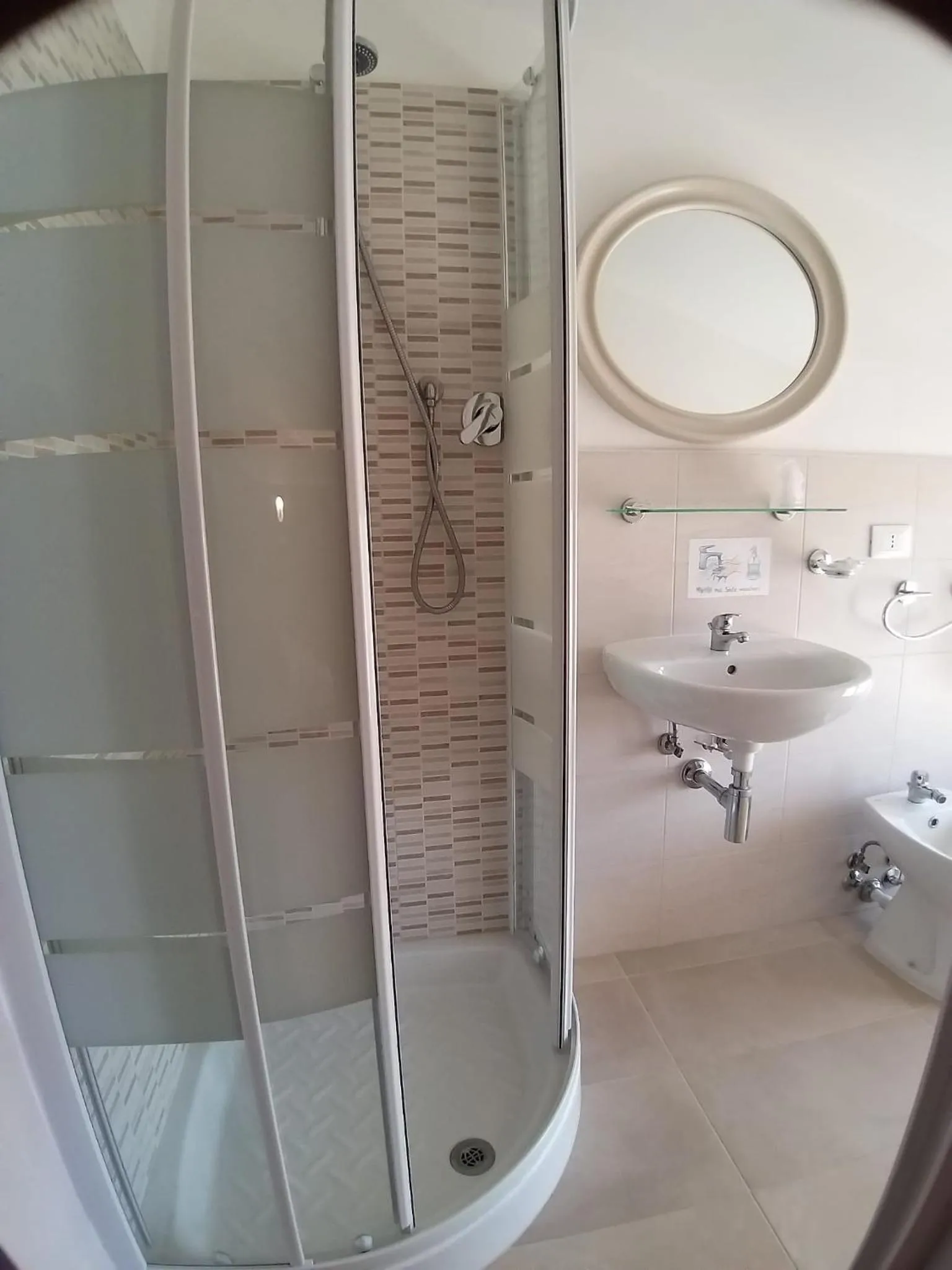 Shower in Hotel Ideal
