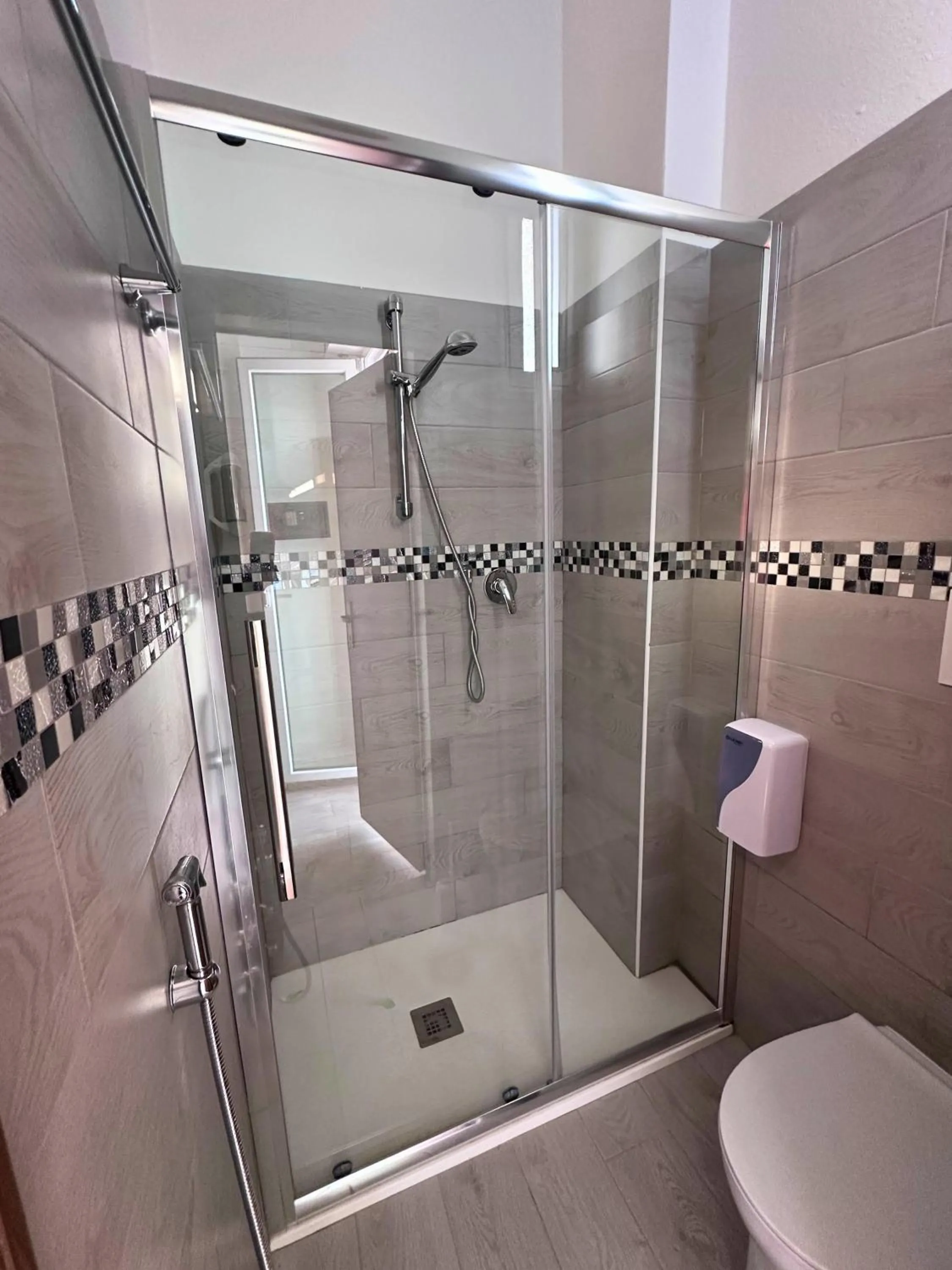 Shower in Hotel Ideal