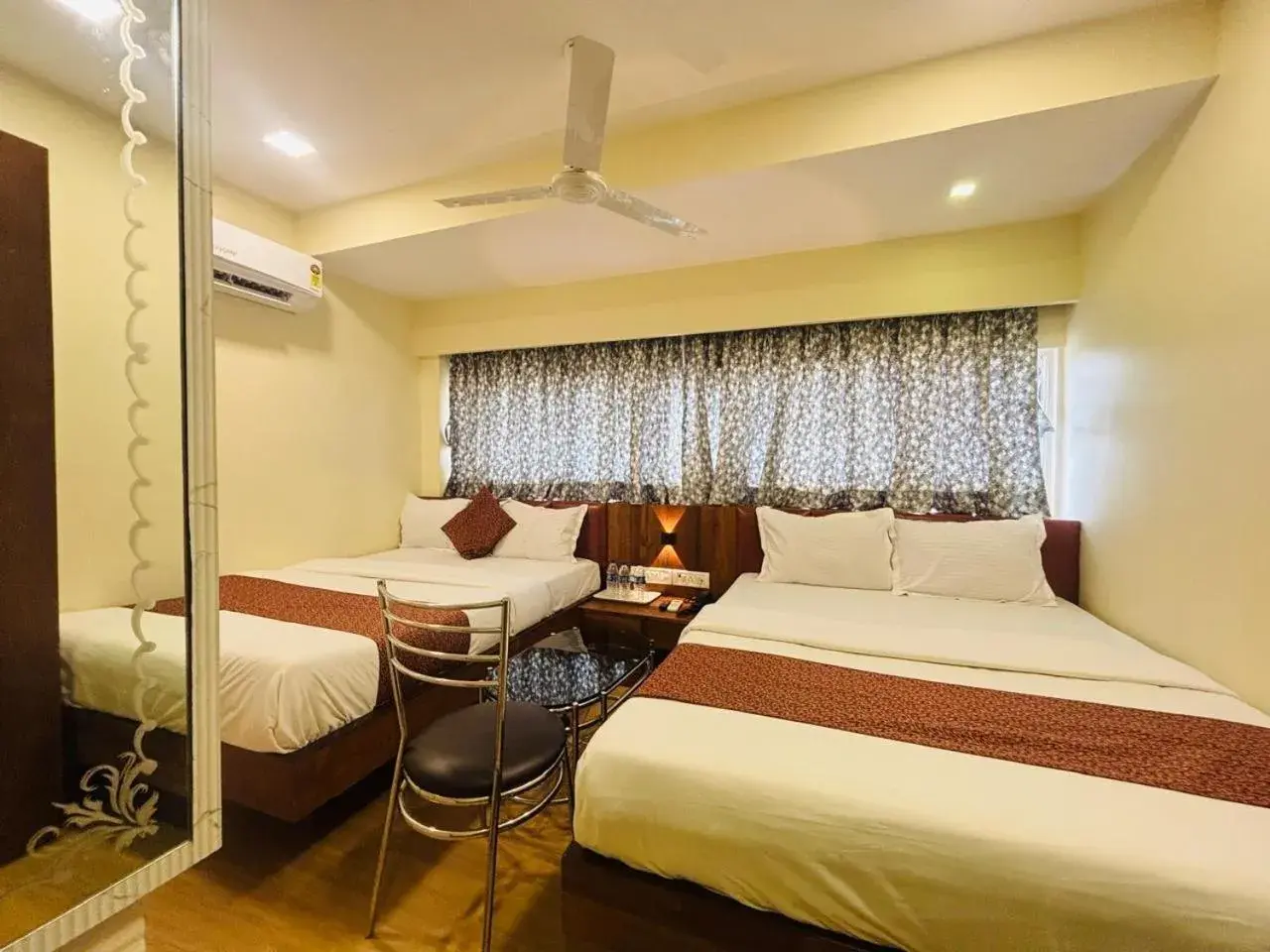 Quadruple Room with Bathroom in Hotel Abraj Inn Quadruple Room with Bathroom in Hotel Abraj Inn