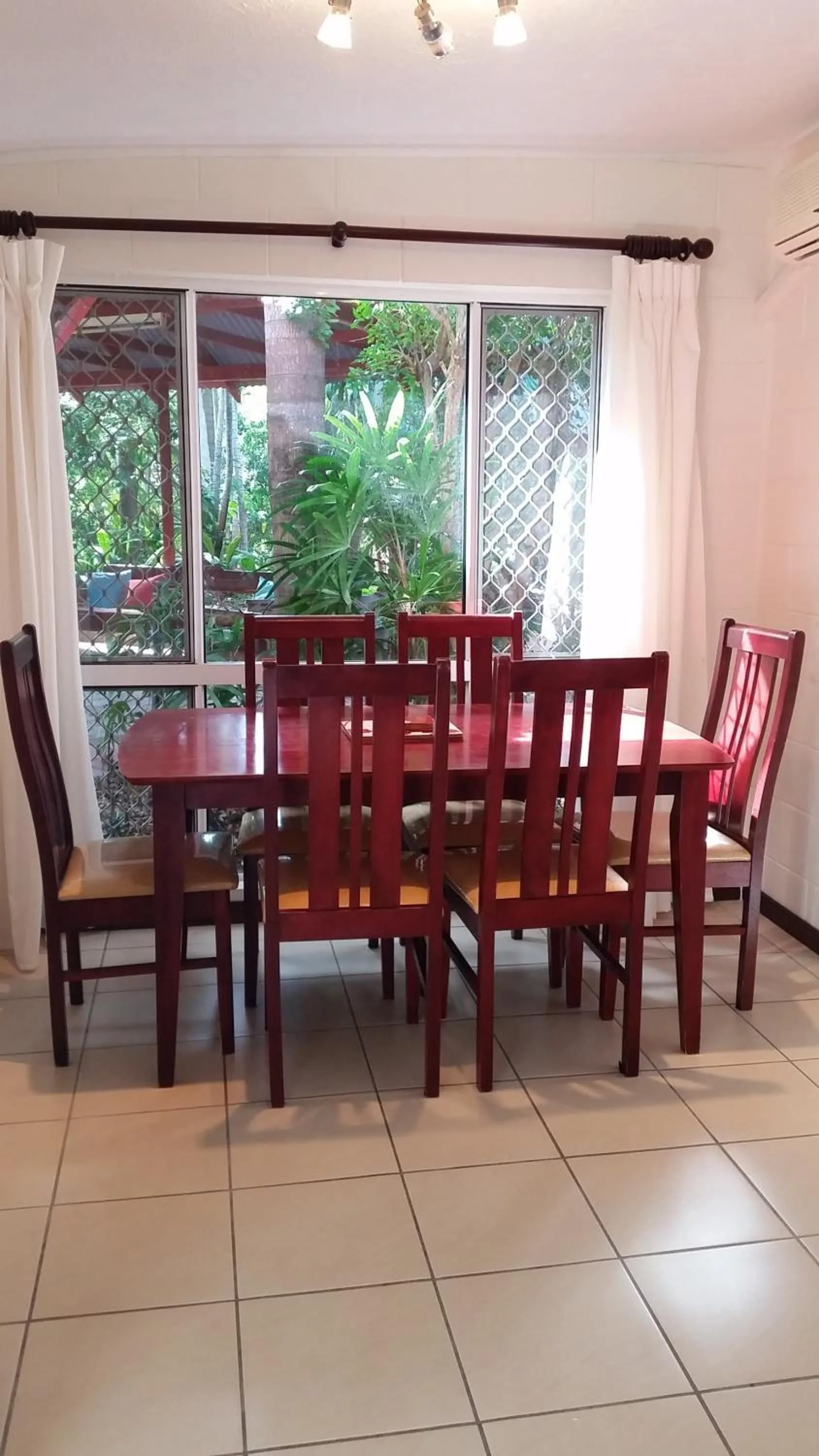 Dining area in Shambhala Retreat Magnetic Island Cottages
