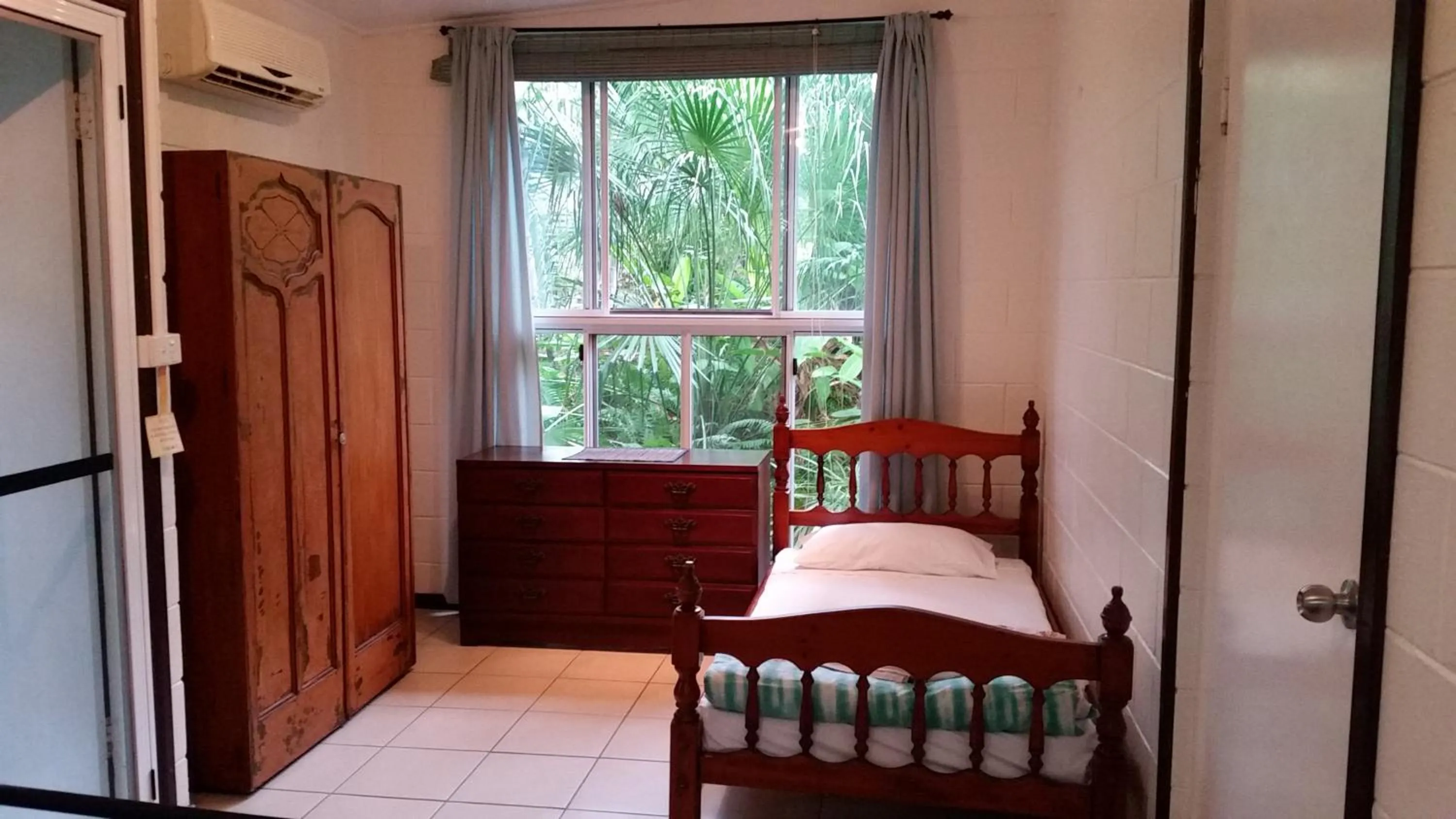 Bed in Shambhala Retreat Magnetic Island Cottages