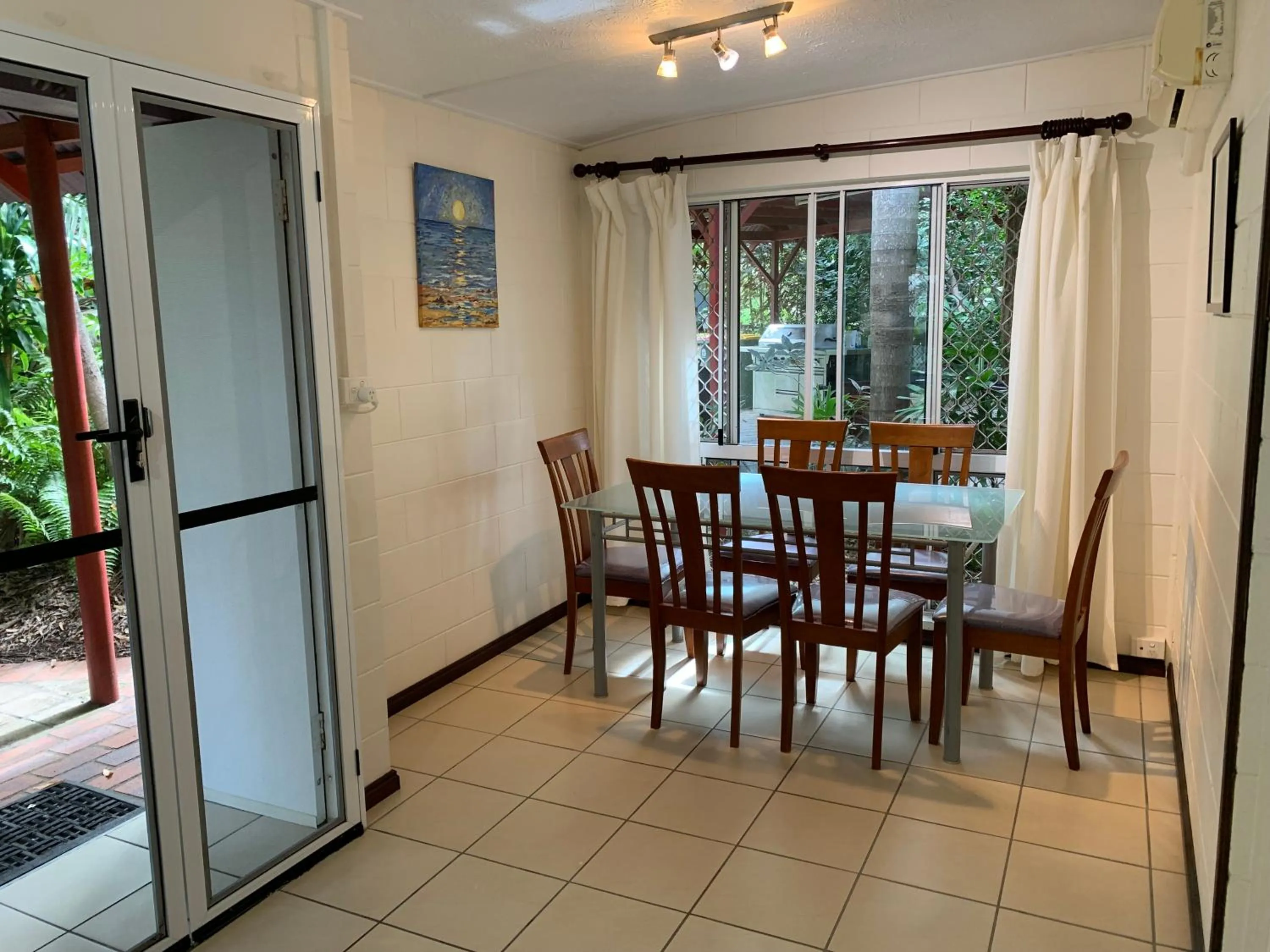 Dining area in Shambhala Retreat Magnetic Island Cottages