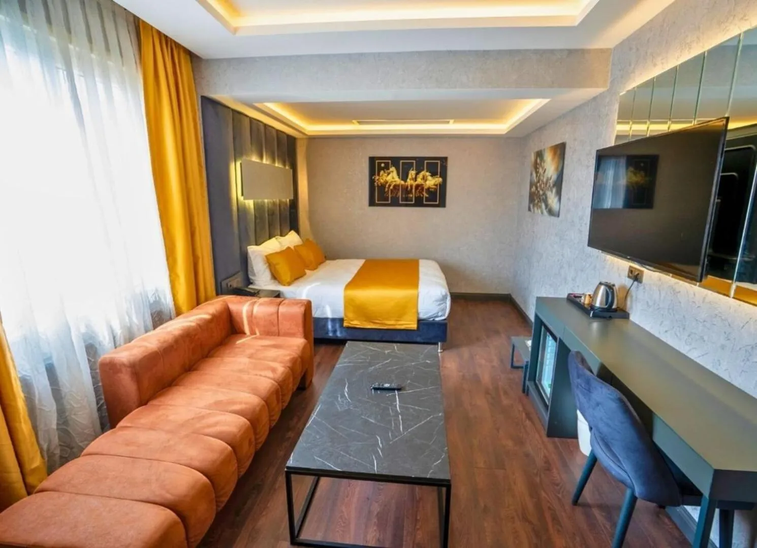 Photo of the whole room in 216 Silver Suite