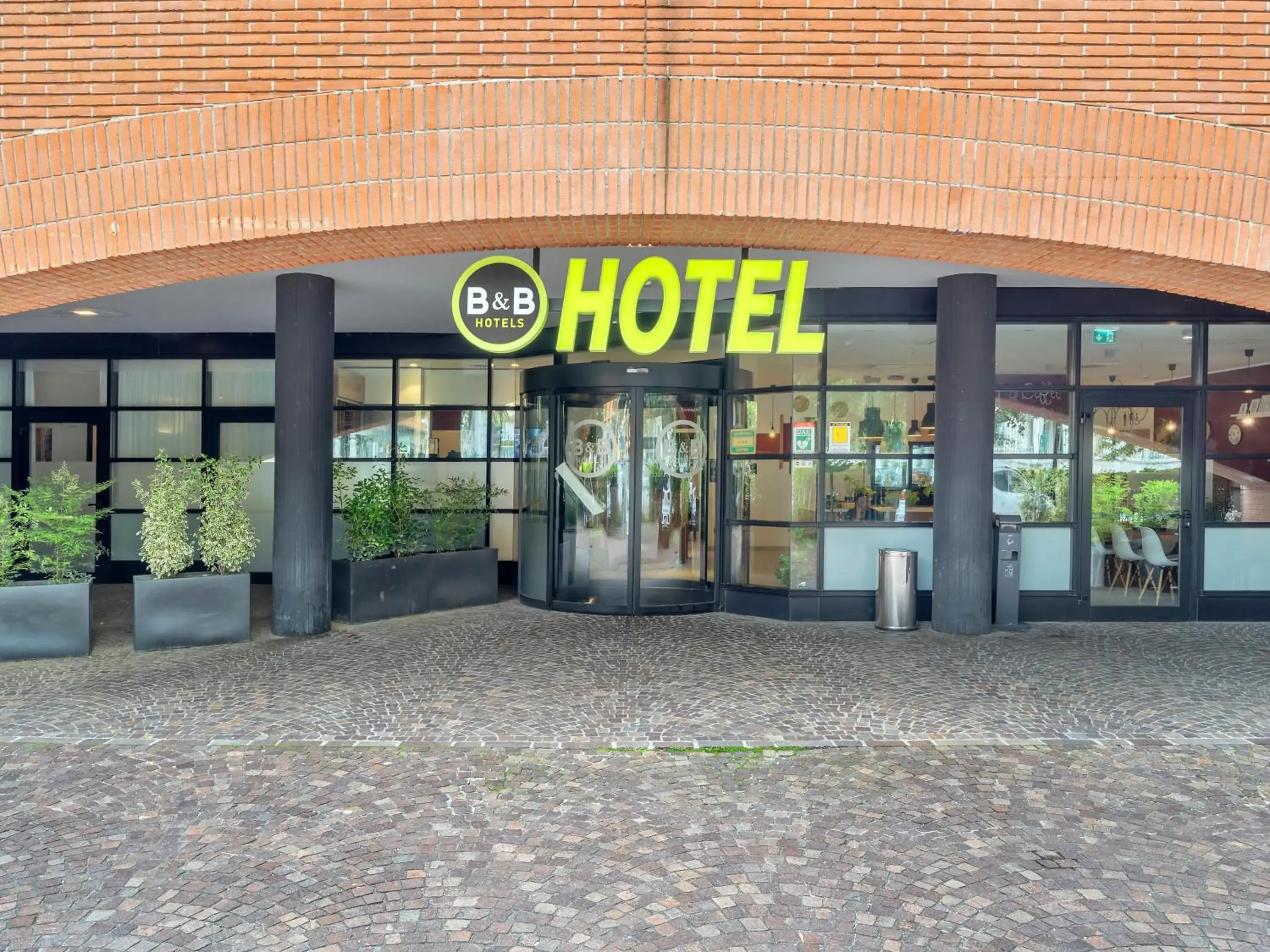 Property building in B&B Hotel Como Camerlata Property building in B&B Hotel Como Camerlata