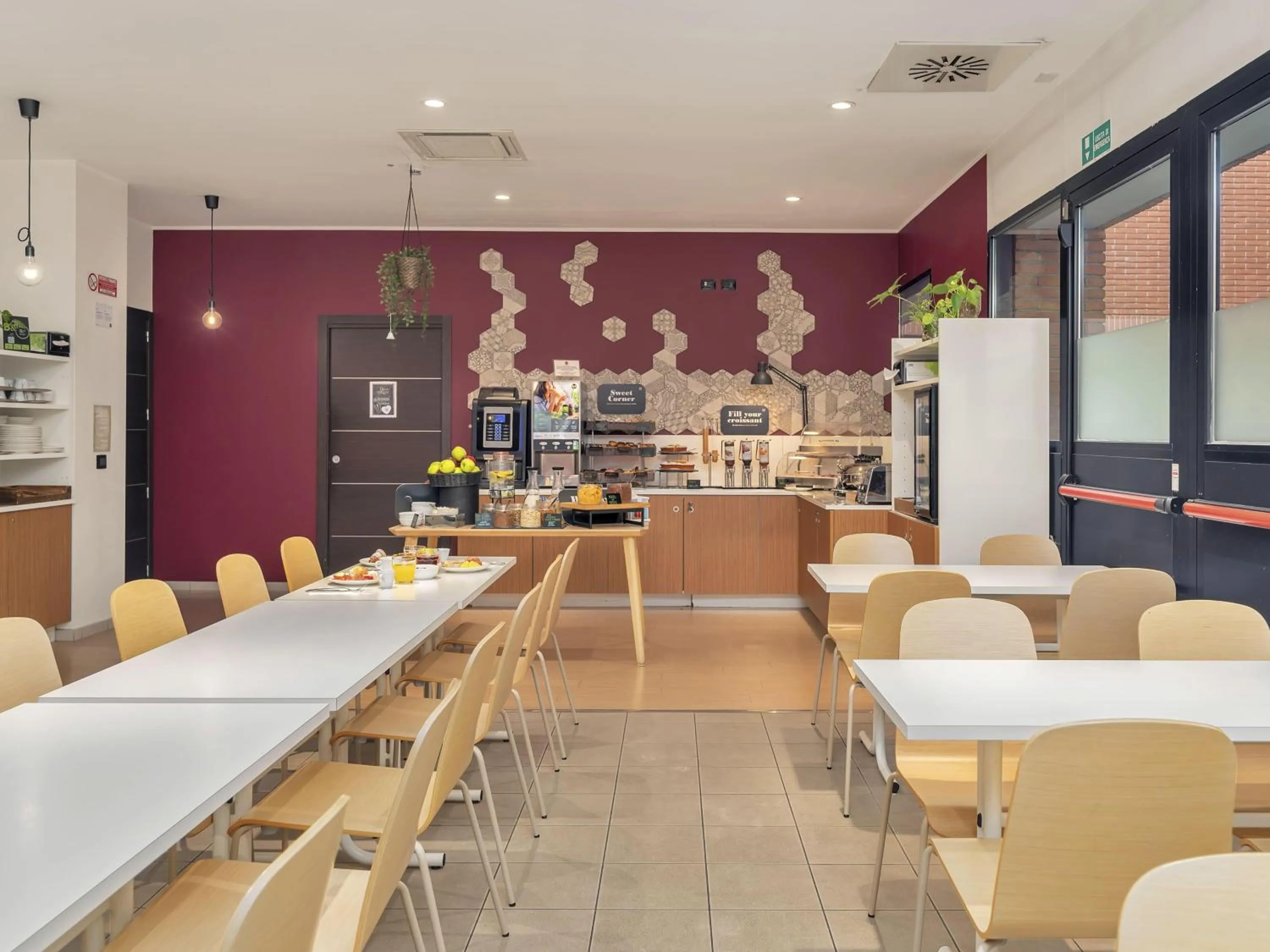 Restaurant/places to eat in B&B Hotel Como Camerlata