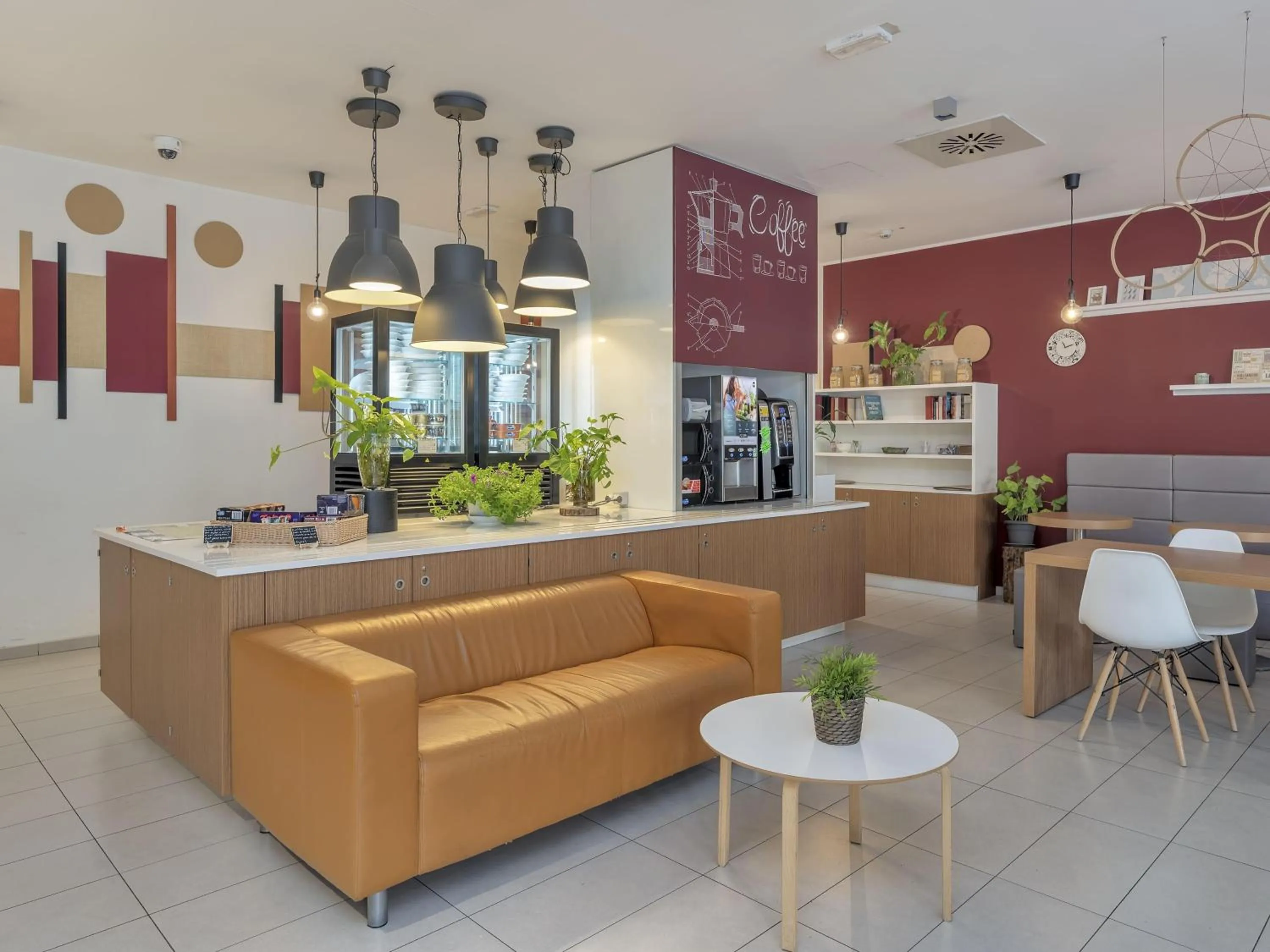 Lounge or bar in B&B Hotel Como Camerlata