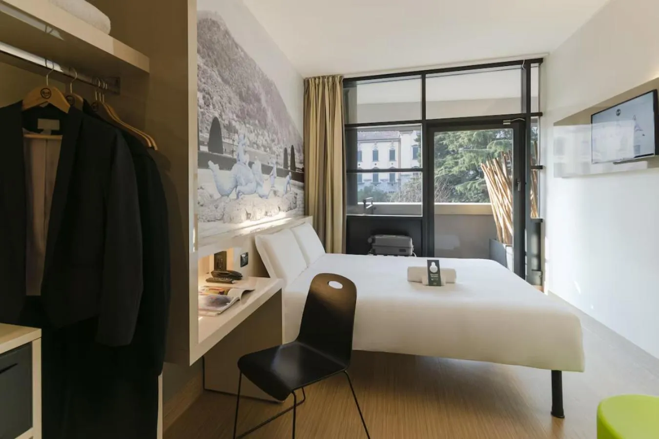 Bedroom, Bed in B&B Hotel Como Camerlata