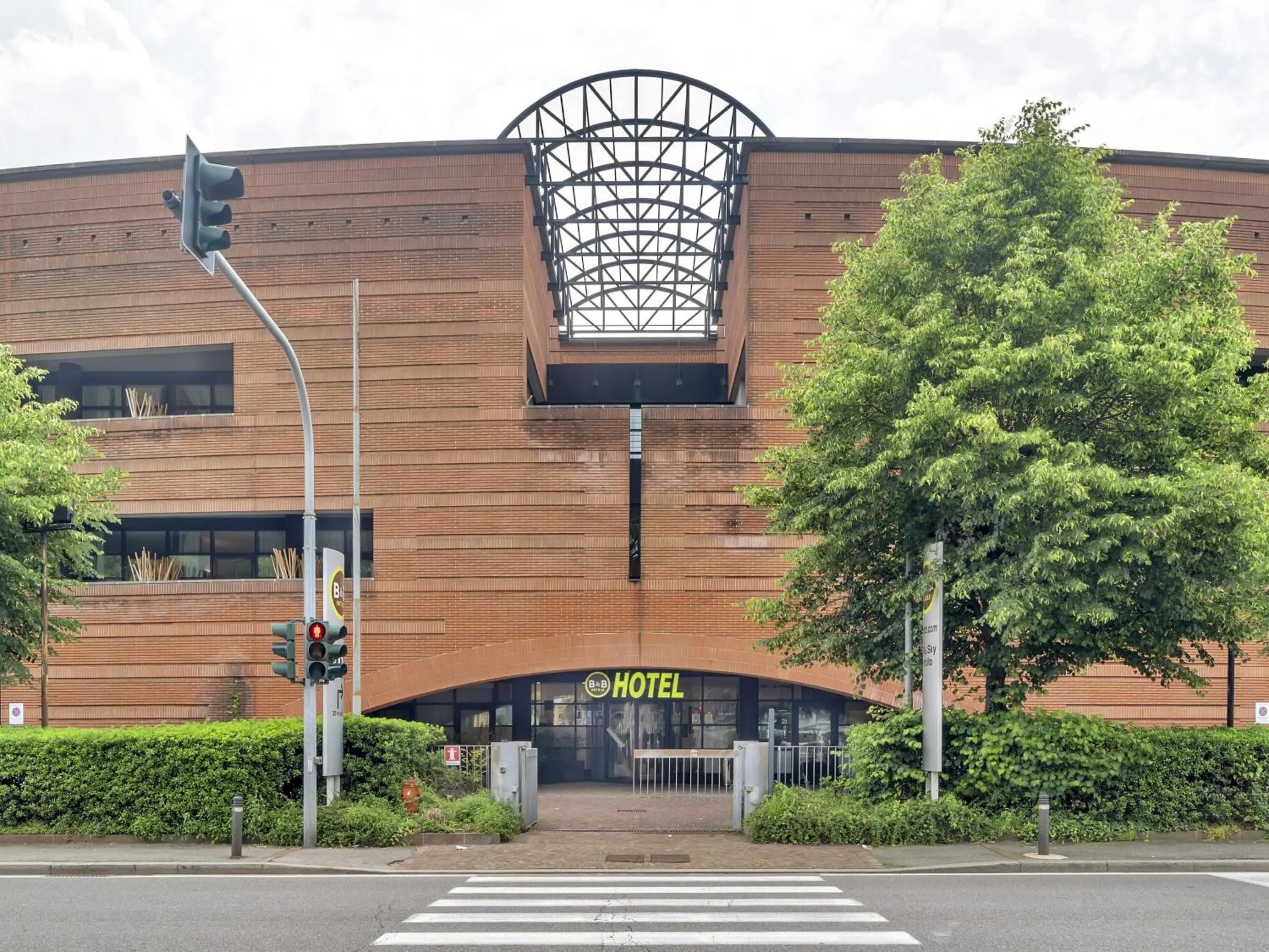 Property building in B&B Hotel Como Camerlata