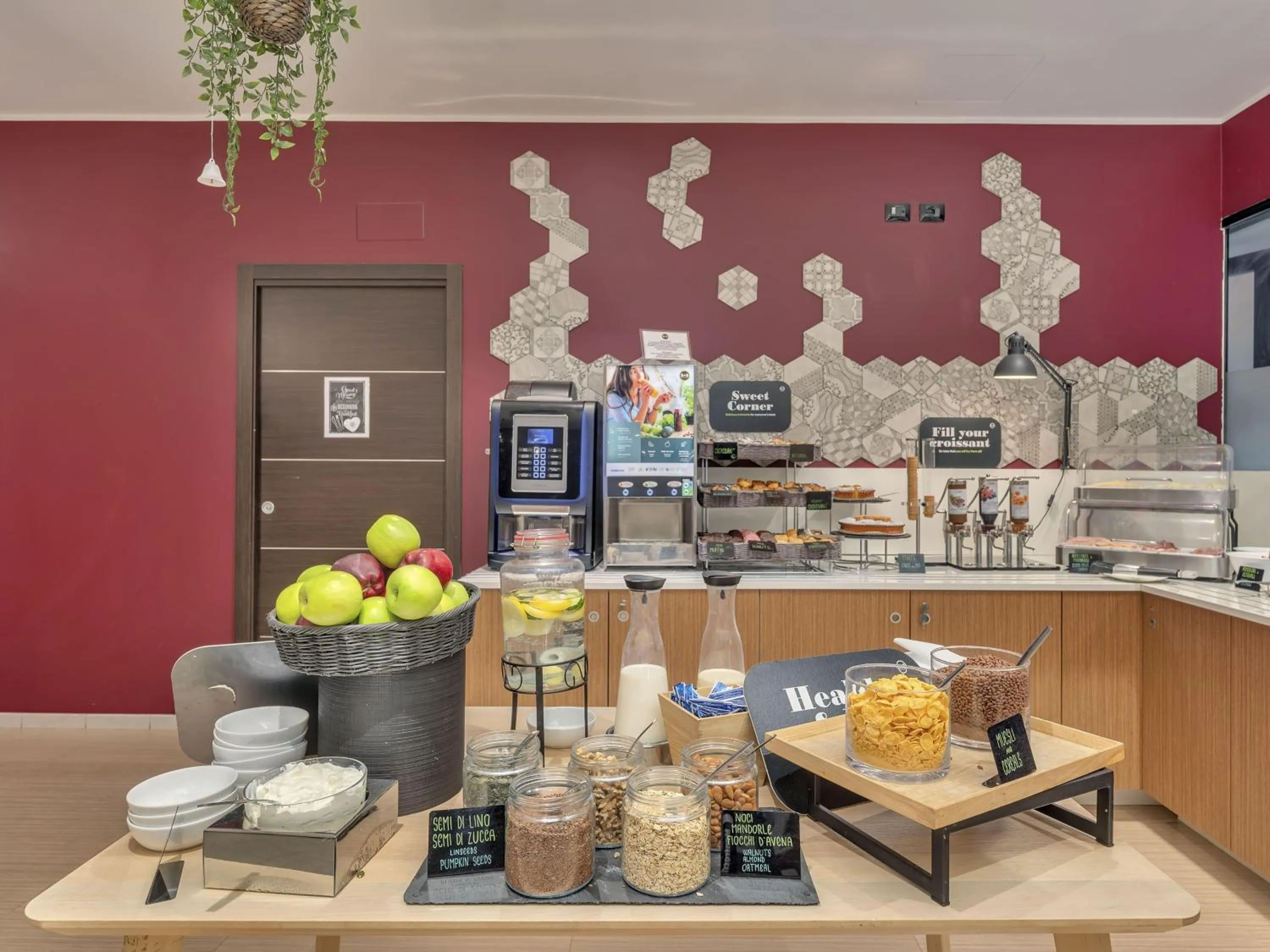 Restaurant/places to eat in B&B Hotel Como Camerlata