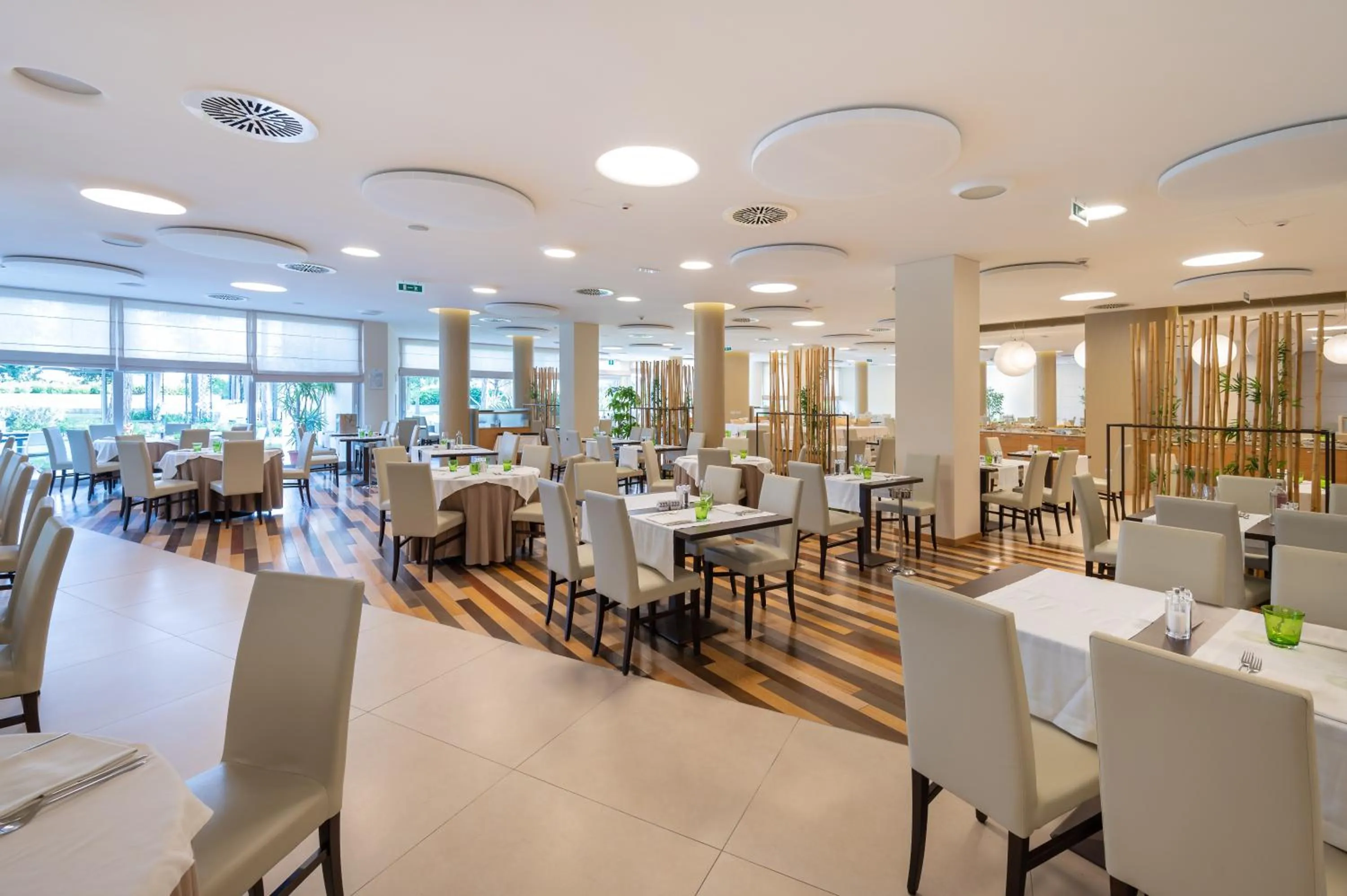 Restaurant/places to eat in Laguna Park Hotel 4Superior