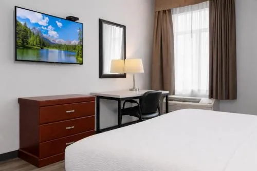 Bed in Signature Stay Inn & Suites - Downtown Hamilton