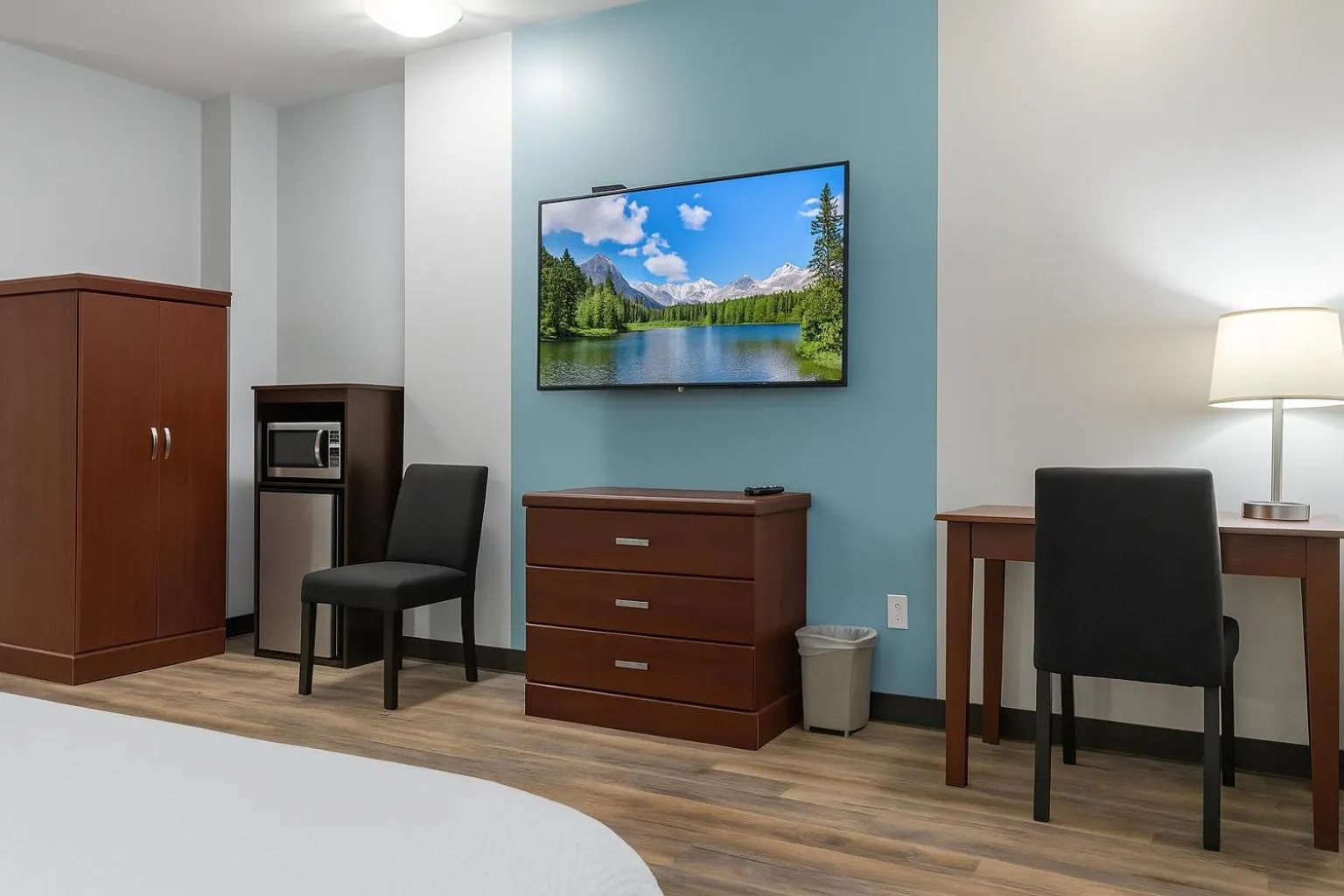 Bed in Signature Stay Inn & Suites - Downtown Hamilton