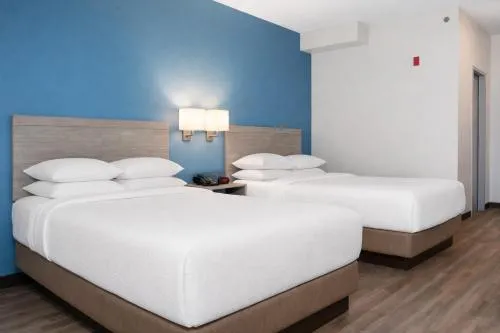 Bed in Signature Stay Inn & Suites - Downtown Hamilton